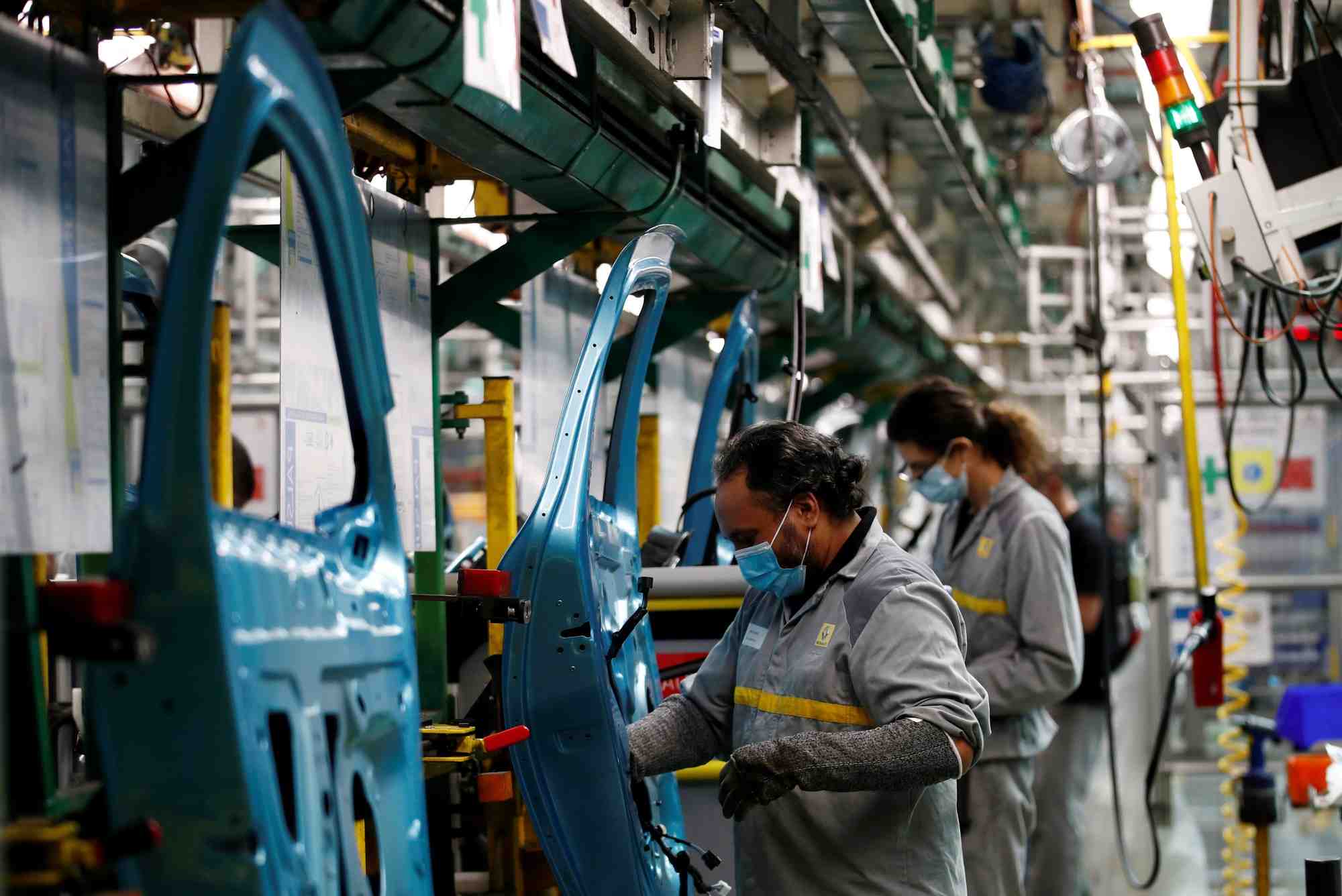 Des ouvriers travaillent sur la ligne d'assemblage de la Renault Zoe dans l'usine de Flins
