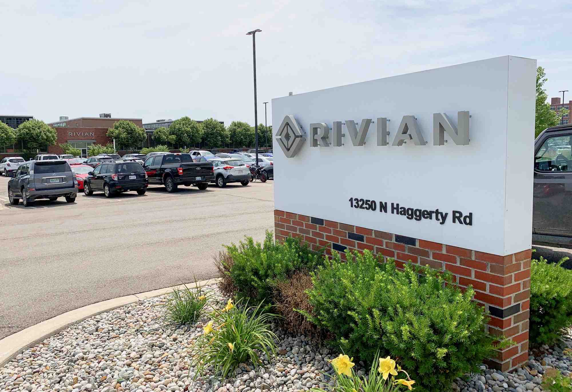 Photo du panneau rivian automotive a l'exterieur de l'usine du fabricant de camions electriques, a plymouth, dans le michigan