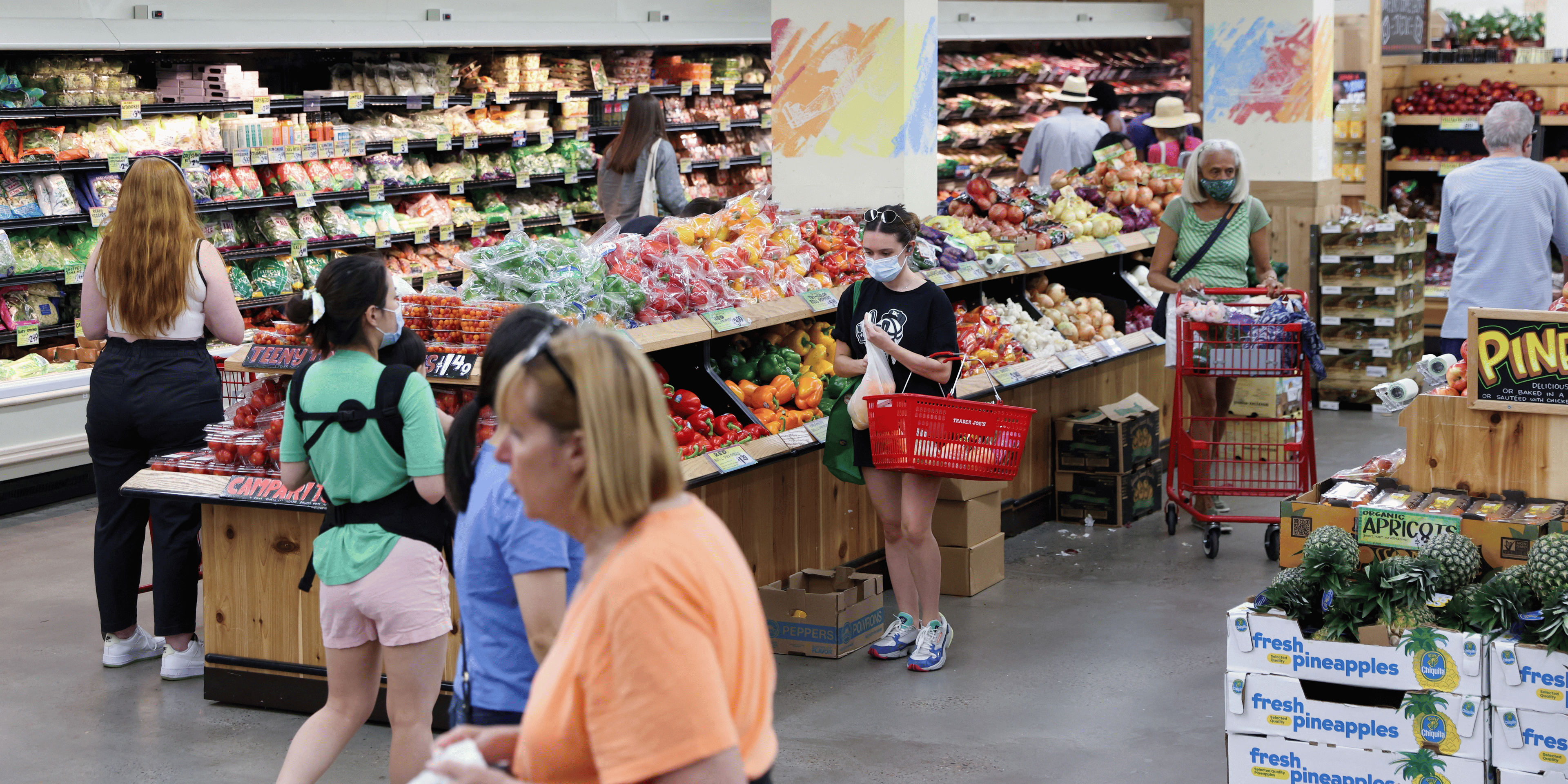 Des personnes font des achats dans un supermarche alors que l'inflation a affecte les prix a la consommation a manhattan, new york
