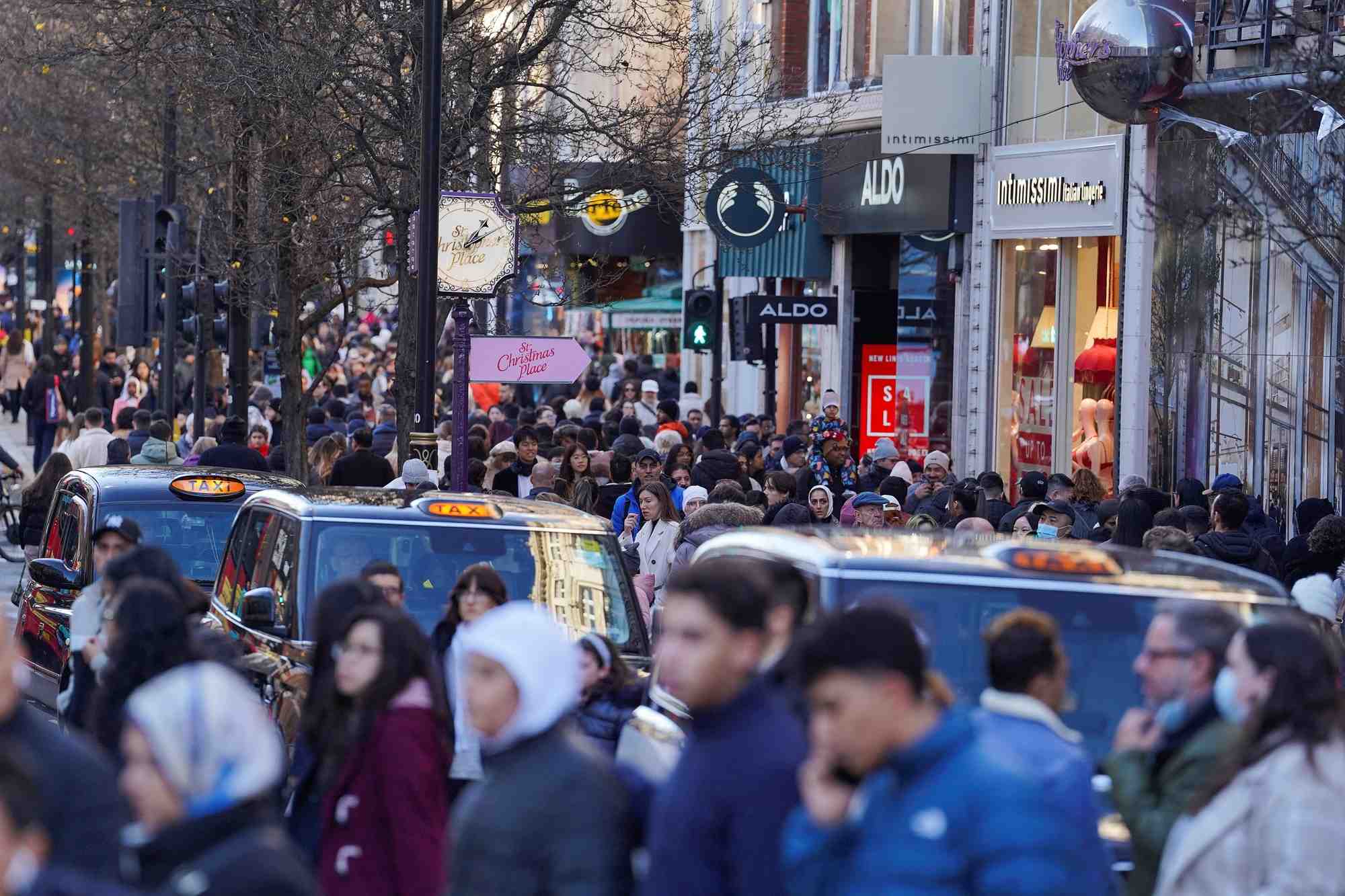 Photo d'archives d'une rue commercante tres frequentee a londres