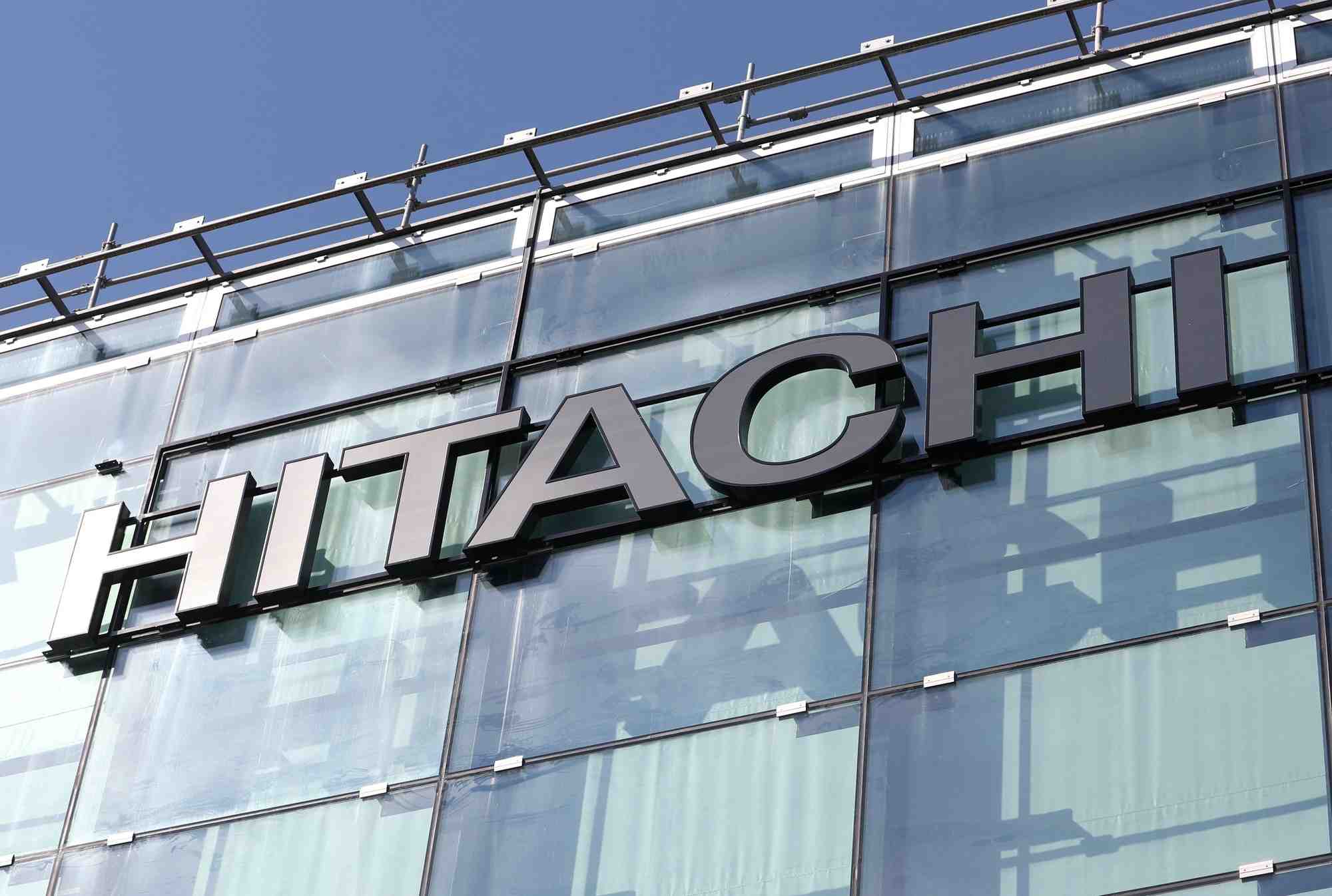 Photo du logo d'hitachi sur un immeuble de bureaux a zurich