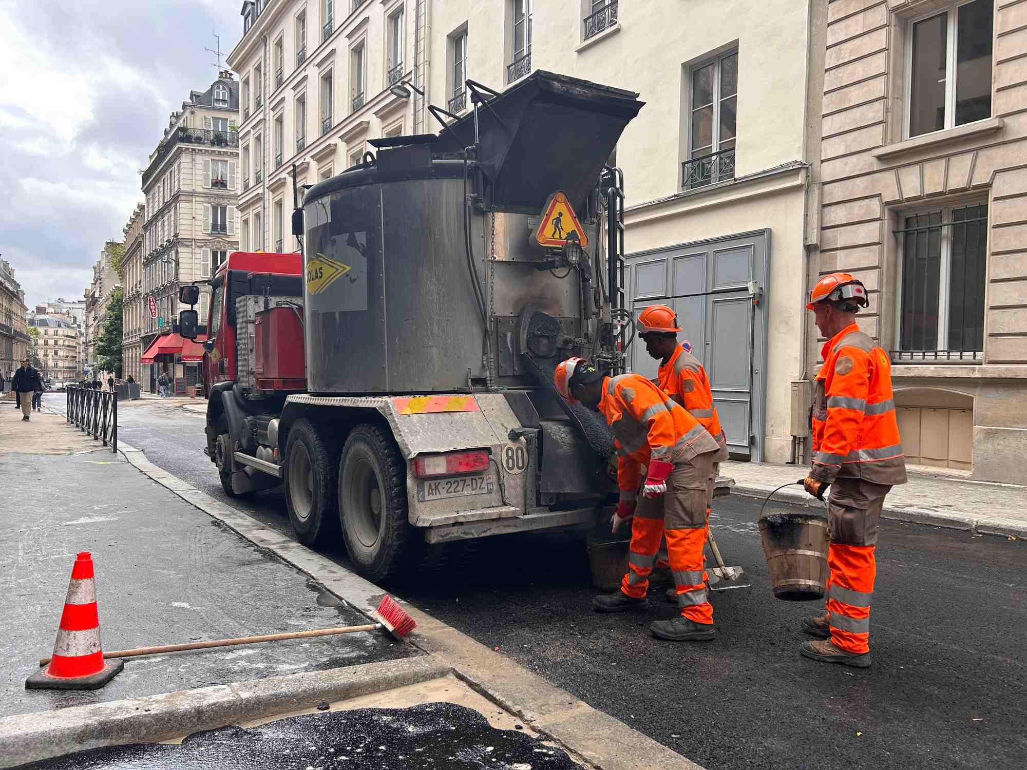 Opération d'entretien de la chaussée rue de Clichy à Paris. (Photo d'illustration).