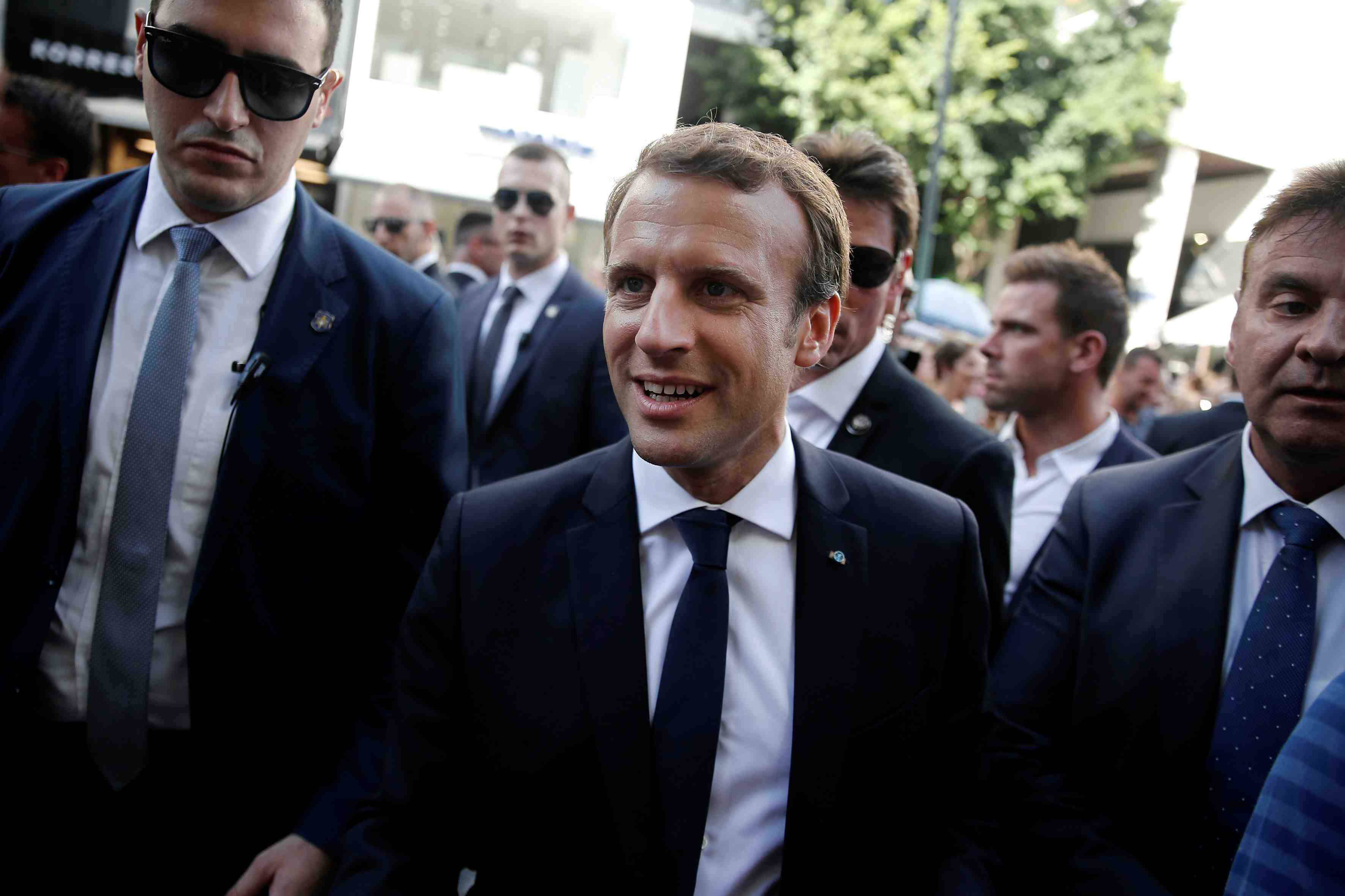 Macron ne "regrette" pas ses propos sur les "faineants"
