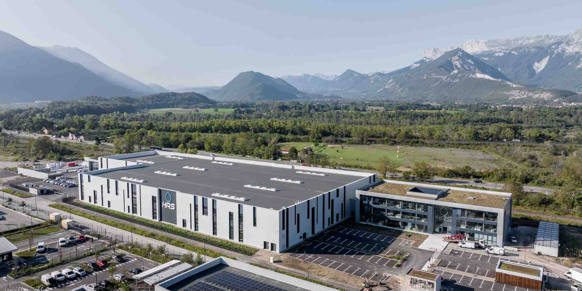 Avec ce nouveau site de plus de 10.000 m2 en région grenobloise, HRS compte passer de 60 à 180 stations produites chaque année. Un chiffre à remettre en perspective à l'aune des « quelques 200 stations qui sont installées à ce stade à l'échelle européenne ».