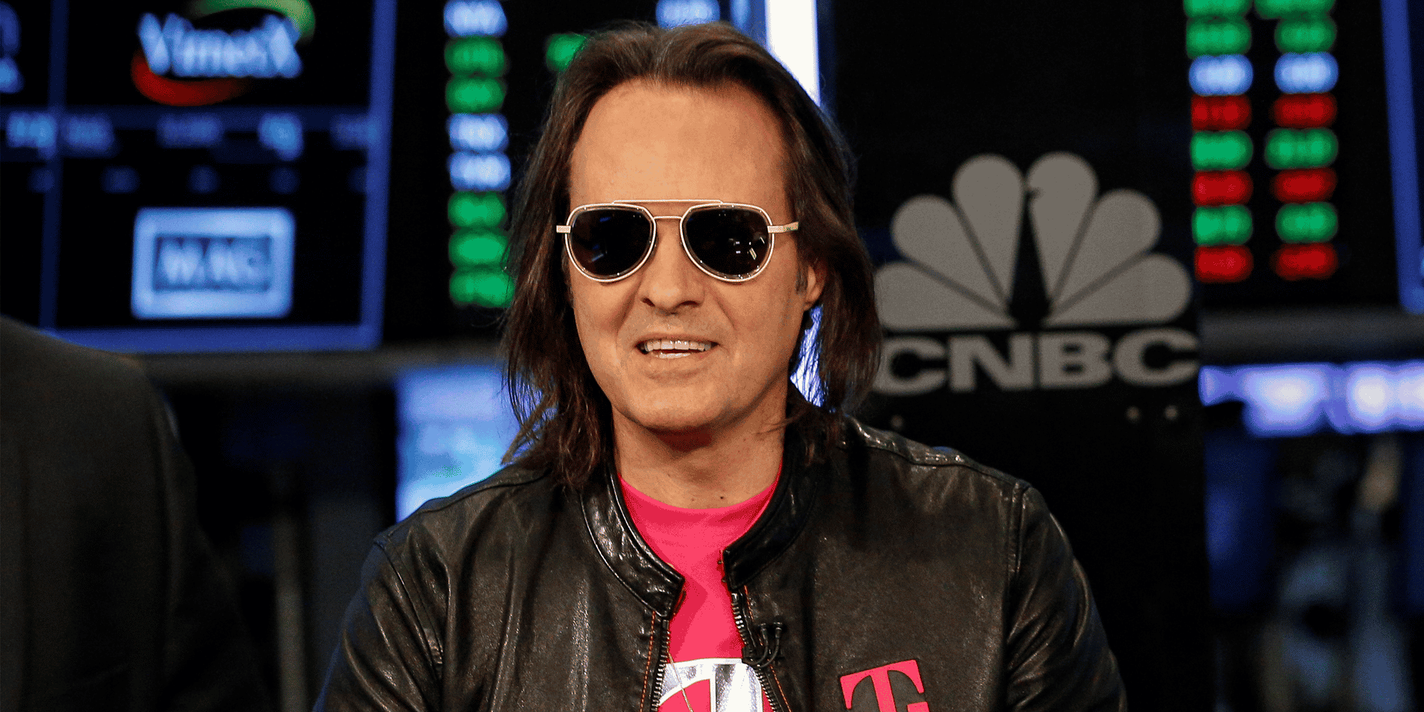John Legere, ici en interview sur CNBC, est décrit comme un PDG atypique, avec ses cheveux longs, son compte Twitter très actif et son vocabulaire fleuri.