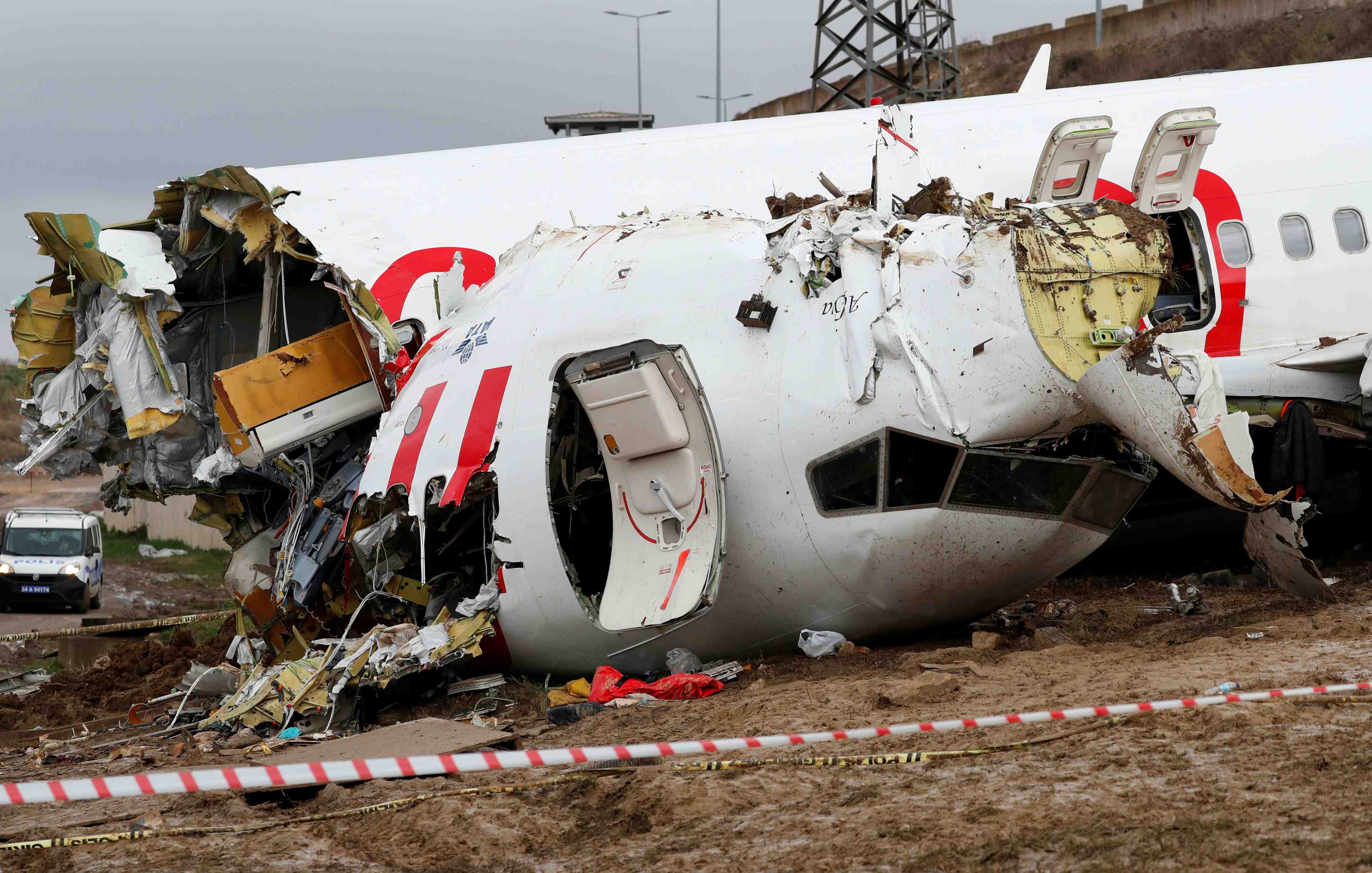 Un avion se brise a son atterrissage a istanbul, trois morts