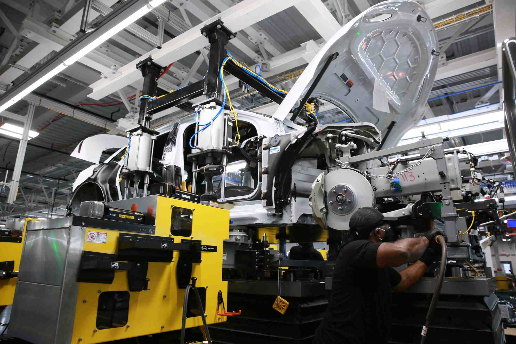L'industrie automobile pourrait faire face a des penuries de batteries dans les annees a venir, dit tavares