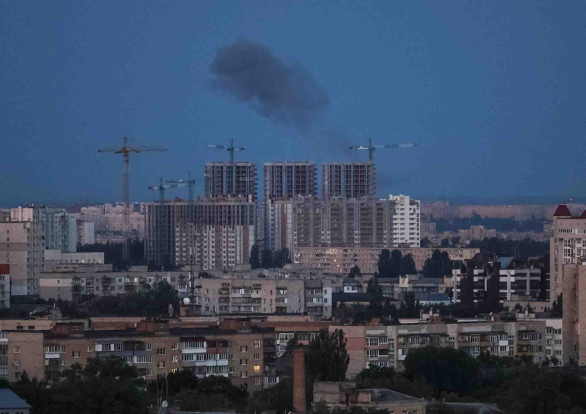 De la fumee s'eleve dans le ciel de la ville apres un tir de missile russe a kyiv