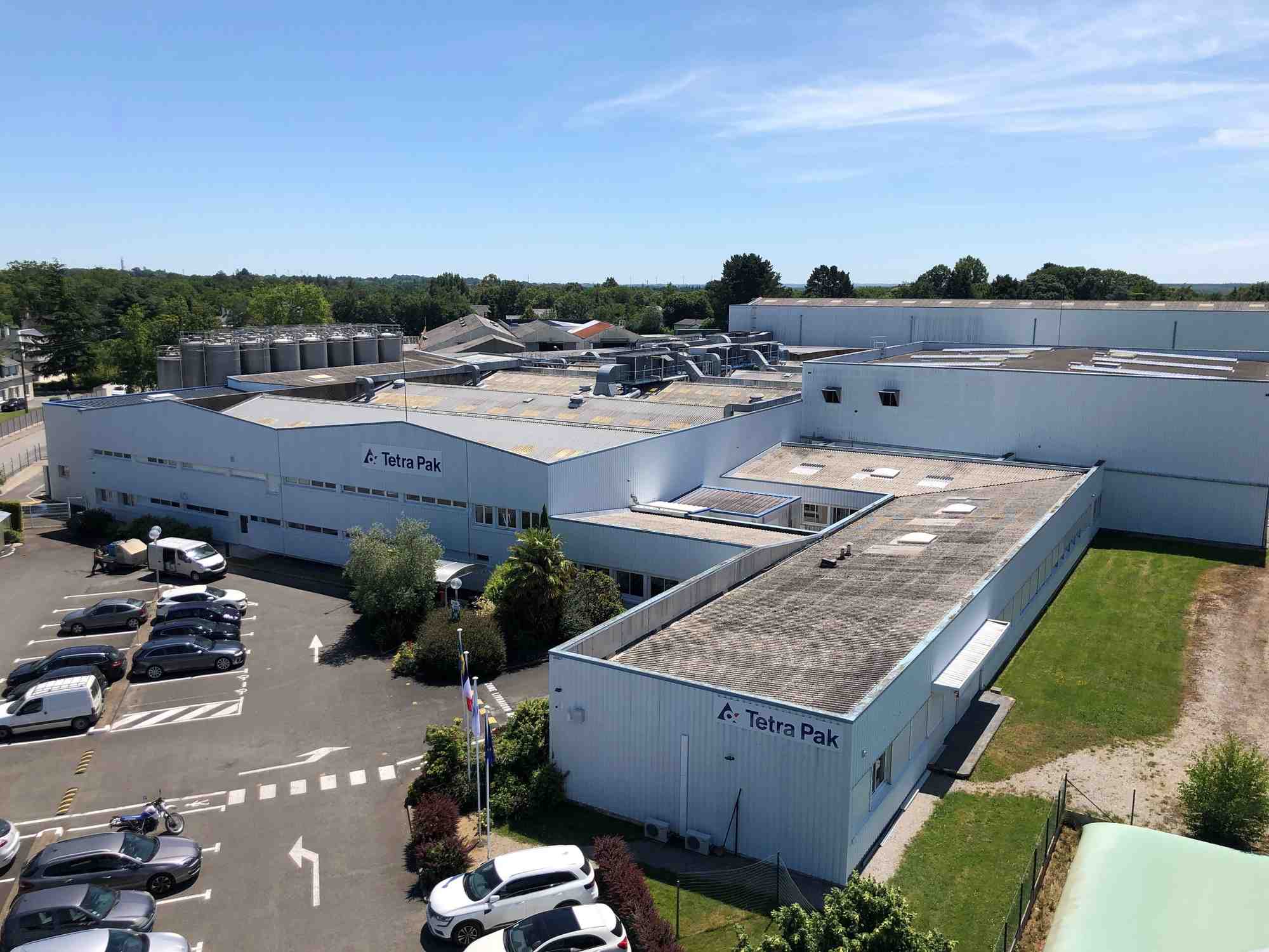 En 2022, Tetra Pak  a décidé un plan d'investissement spécifique de 100 millions d'euros pour réduire l'empreinte carbone de ses usines.