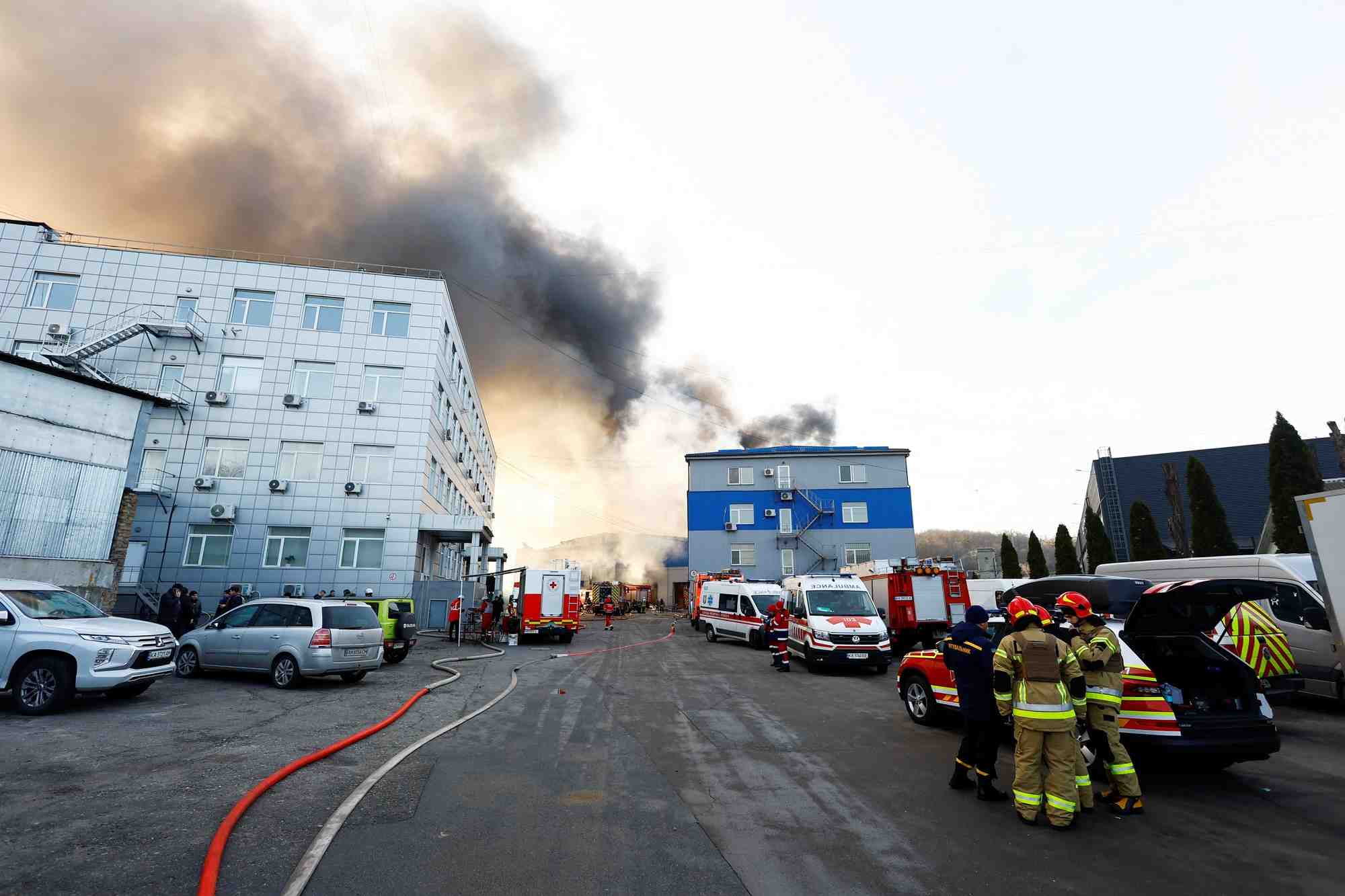 Des pompiers sur les lieux d'une frappe russe a kyiv