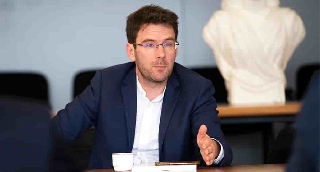 Nicolas Mayer-Rossignol, maire de Rouen, appelle à l’élaboration d’un nouveau pacte de confiance entre l’État et les territoires.