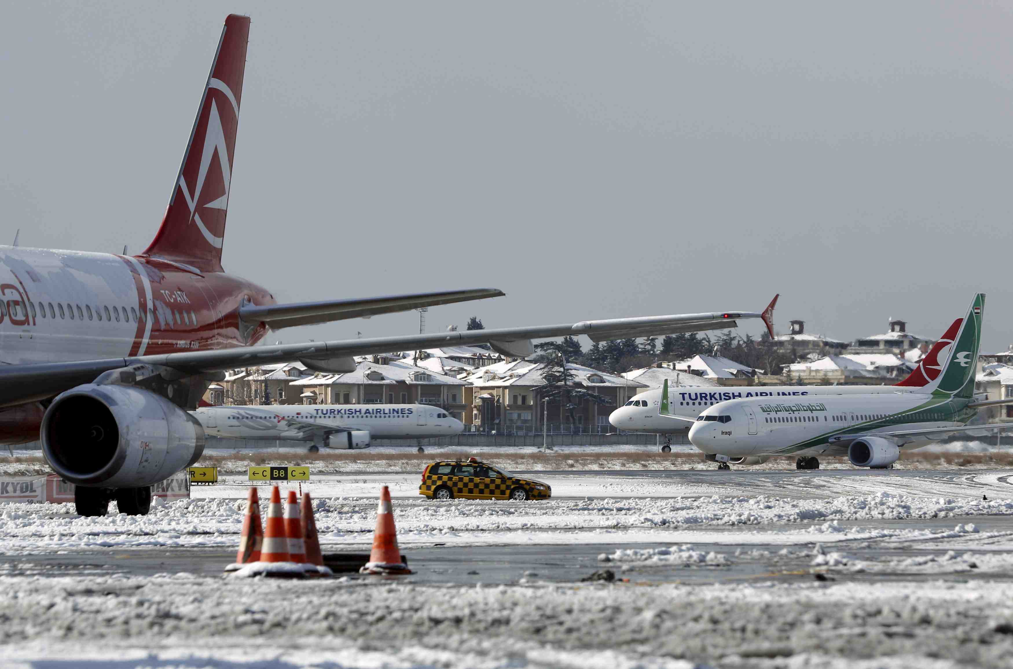 Des centaines de vols annules a istanbul en raison de la neige