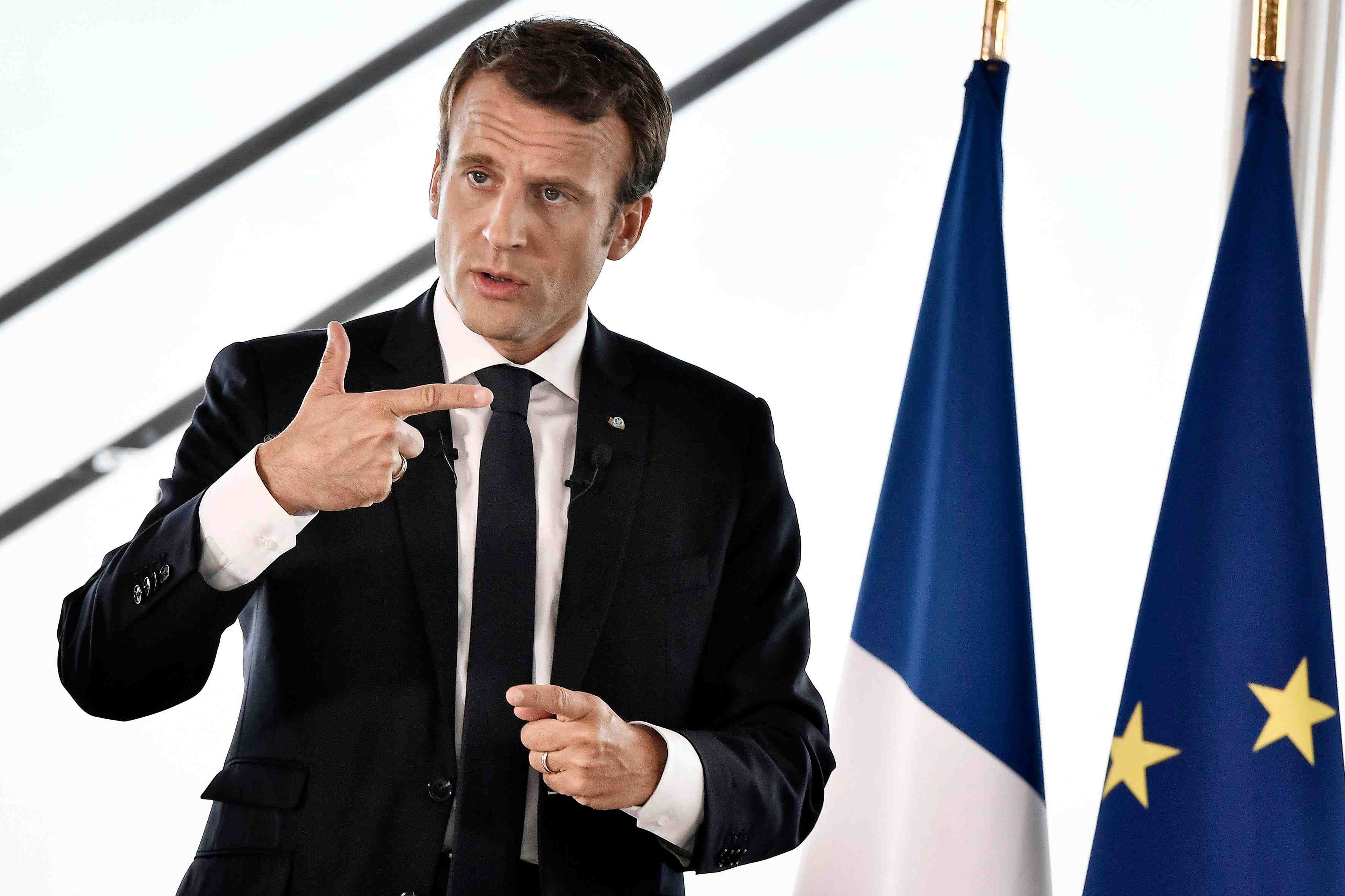 Premier test dans la rue pour emmanuel macron