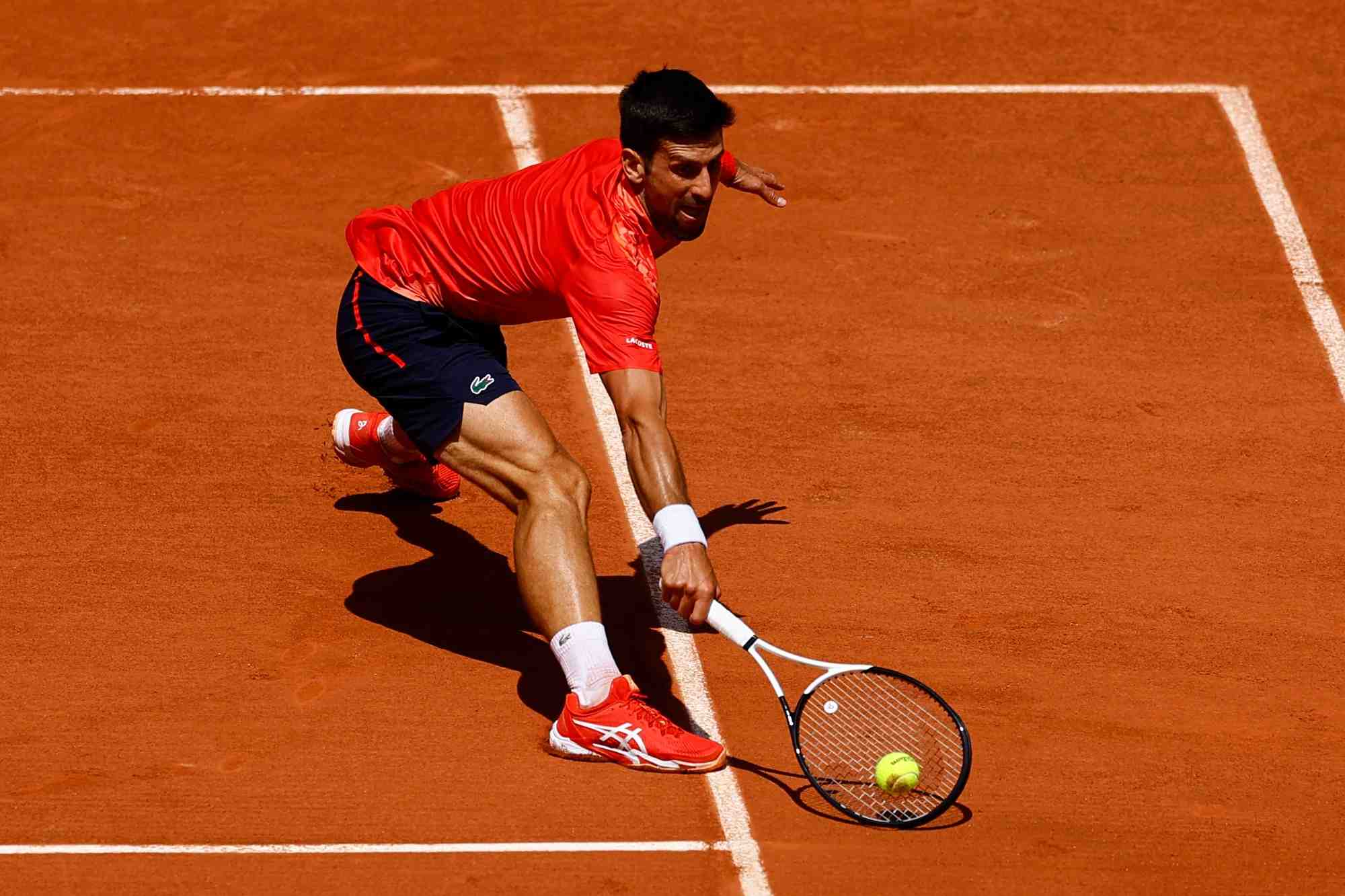 Novak djokovic lors d'un match rolland garros