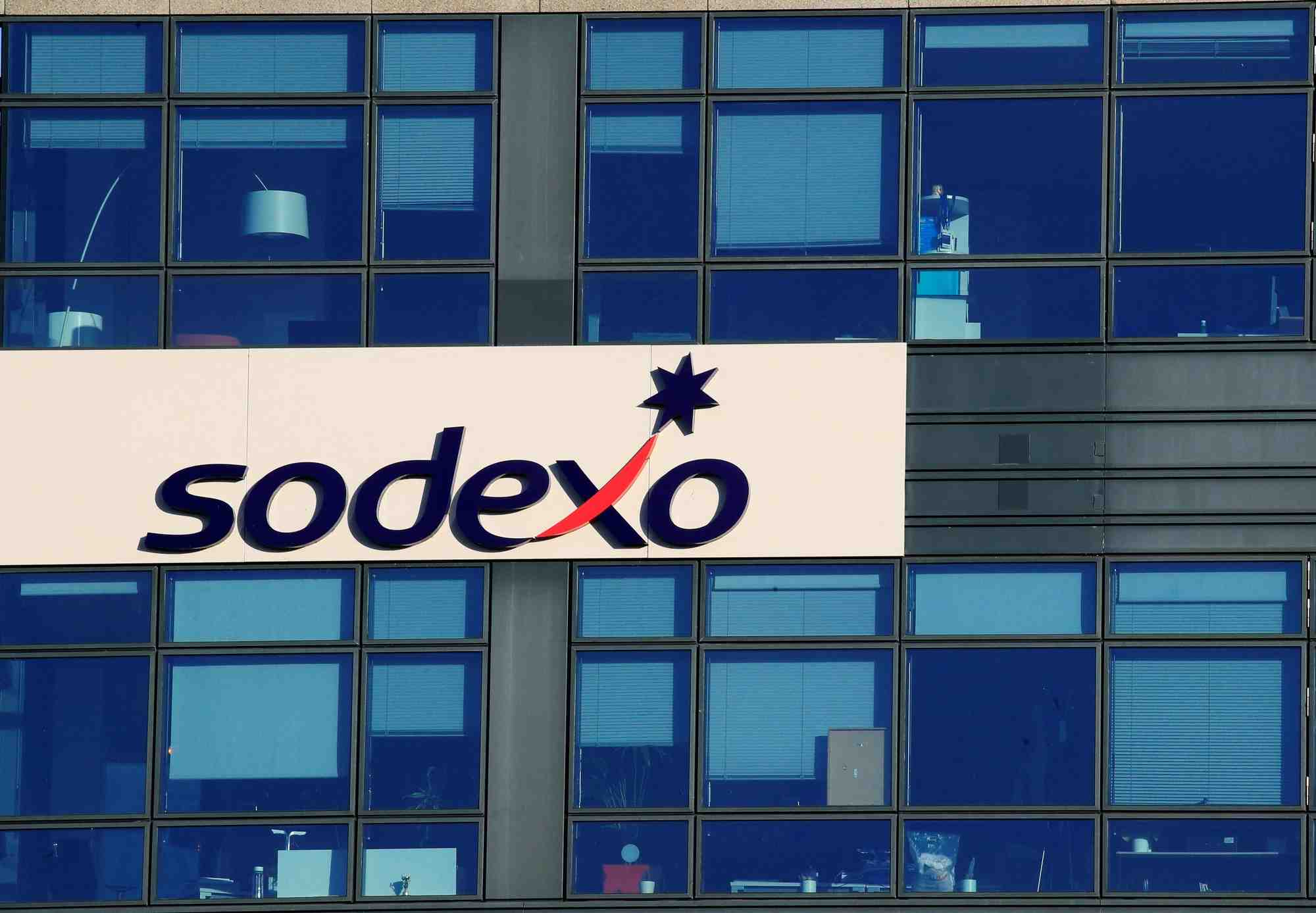 Photo du logo de sodexo au siege de l'entreprise a issy-les-moulineaux, en france