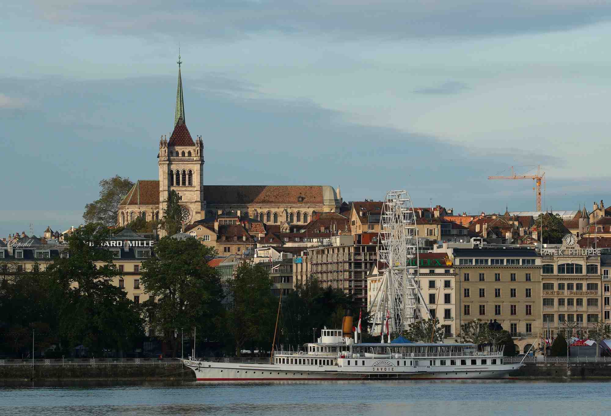 La cathedrale saint-pierre pres du lac leman a geneve