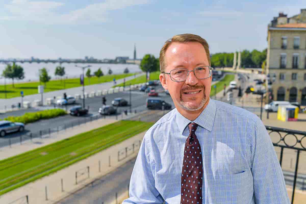 Dan Hall, consul des Etats-Unis d'Amérique à Bordeaux, photographié depuis le balcon de l'hôtel Fenwick, siège de la première représentation diplomatique ouverte par les Etats-Unis.