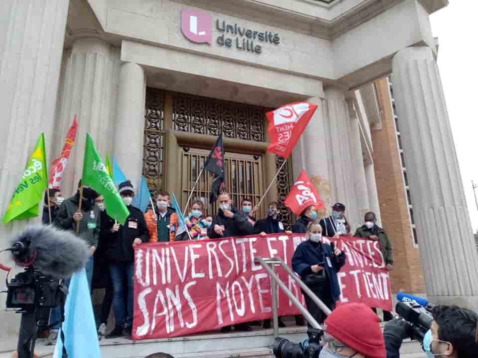 Rassemblement des syndicats étudiants, le 20 janvier dernier, contre la précarité étudiante et pour un plan d'urgence pour les facultés, devant le siège de l'Université de Lille.