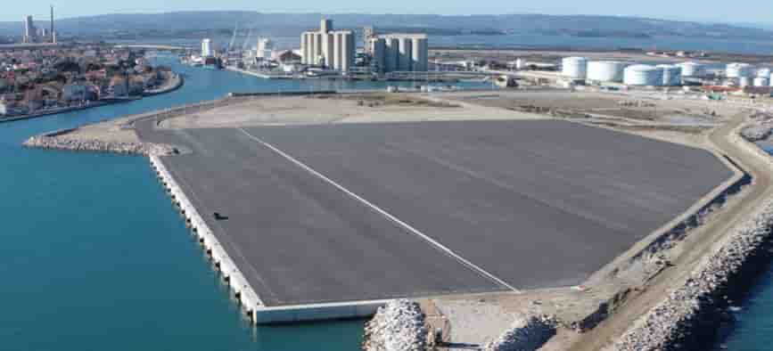 Le terminal éolien qui servira de base arrière aux projets de fermes-pilotes d'éoliennes en Méditerranée a été livré sur le port de Port-la-Nouvelle.