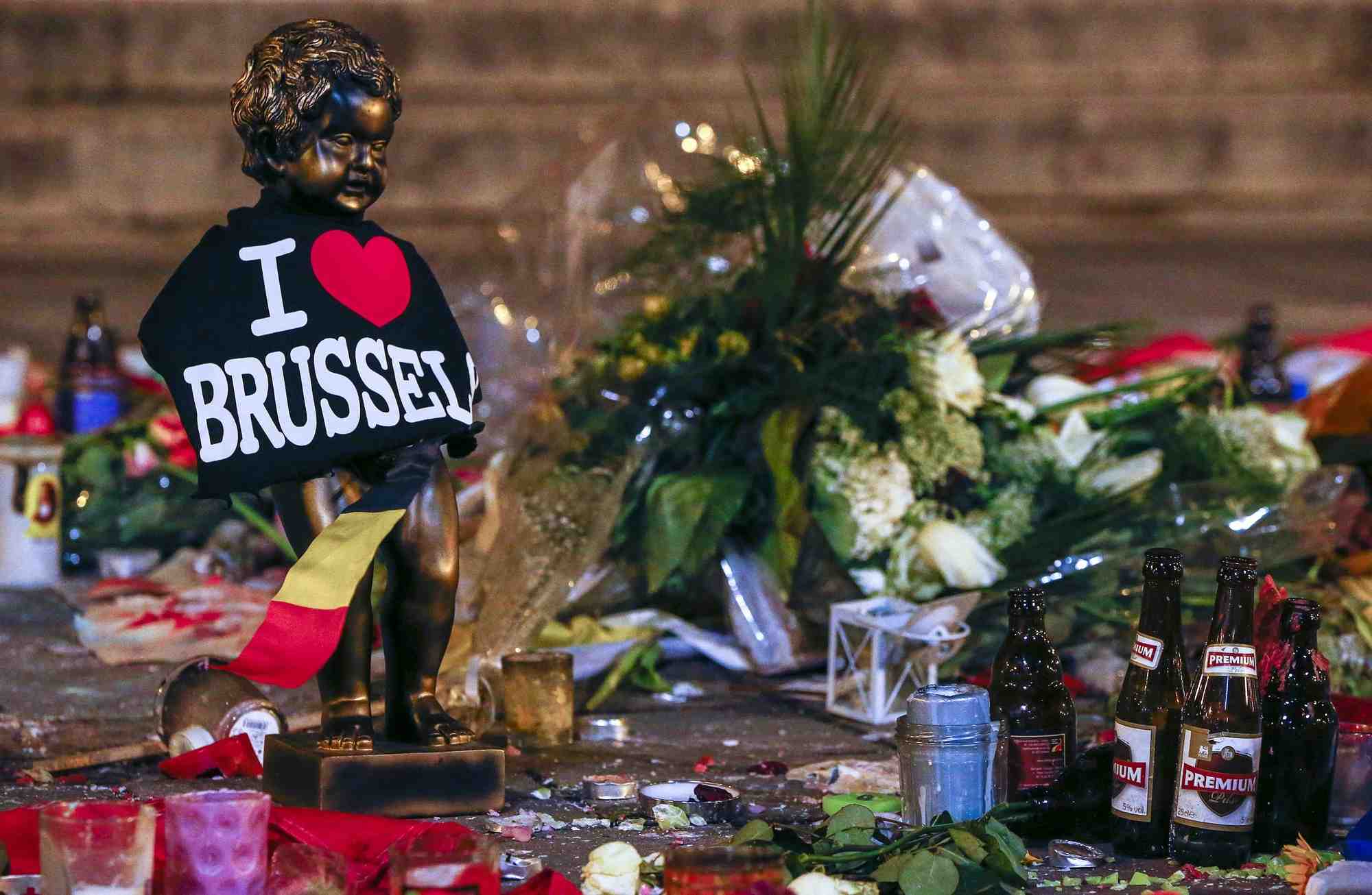 Photo d'archives d'une replique de la statue du manneken-pis parmi les fleurs d'un memorial pour les victimes des attentats a bruxelles en 2016