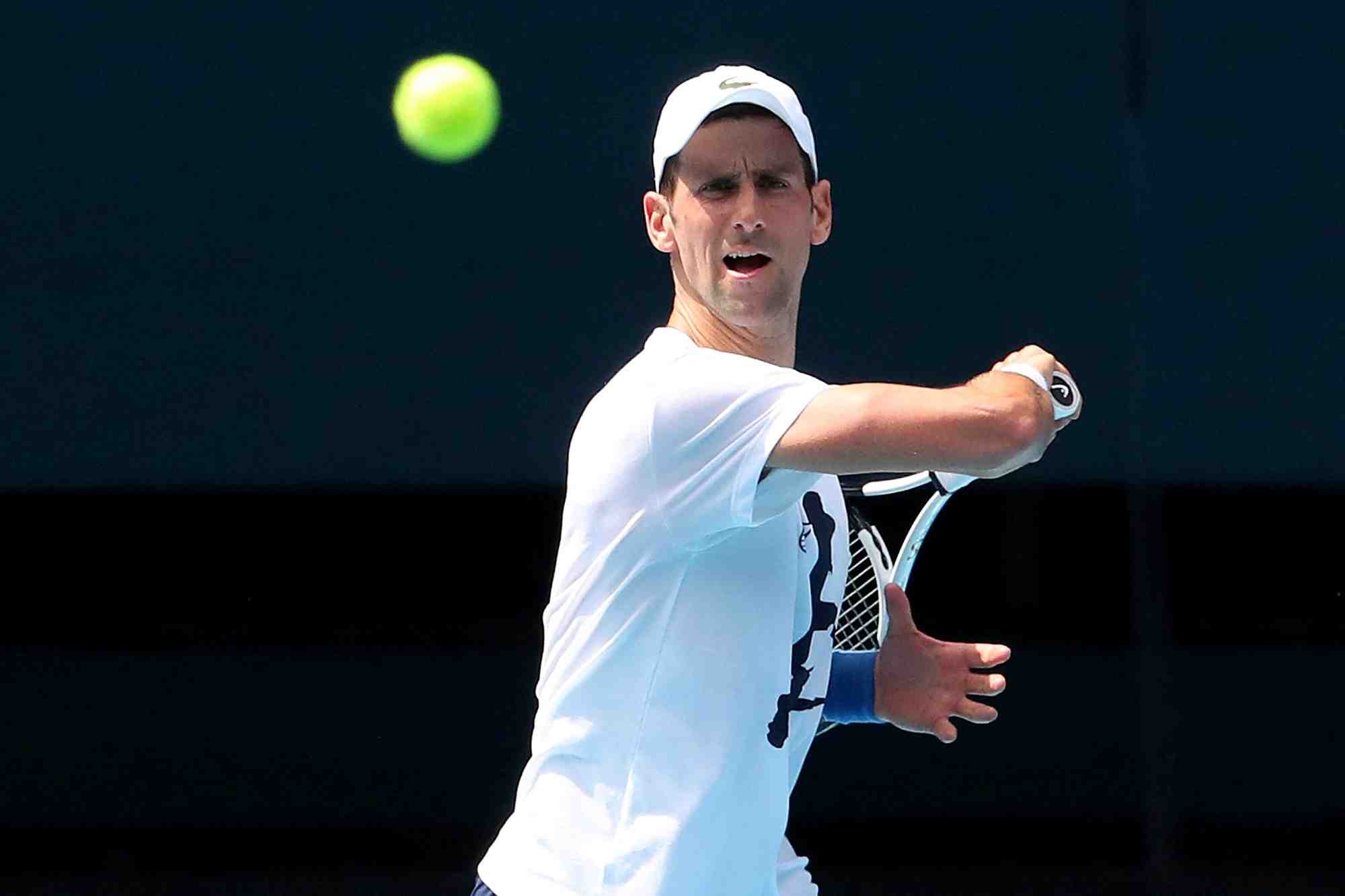 Novak djokovic s'entraine avant l'open d'australie 2022