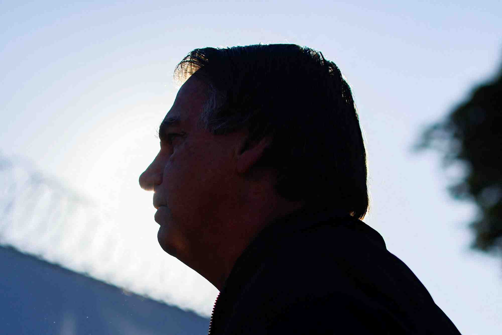 L'ancien president bresilien jair bolsonaro regarde l'aeroport international de brasilia, a brasilia, au bresil