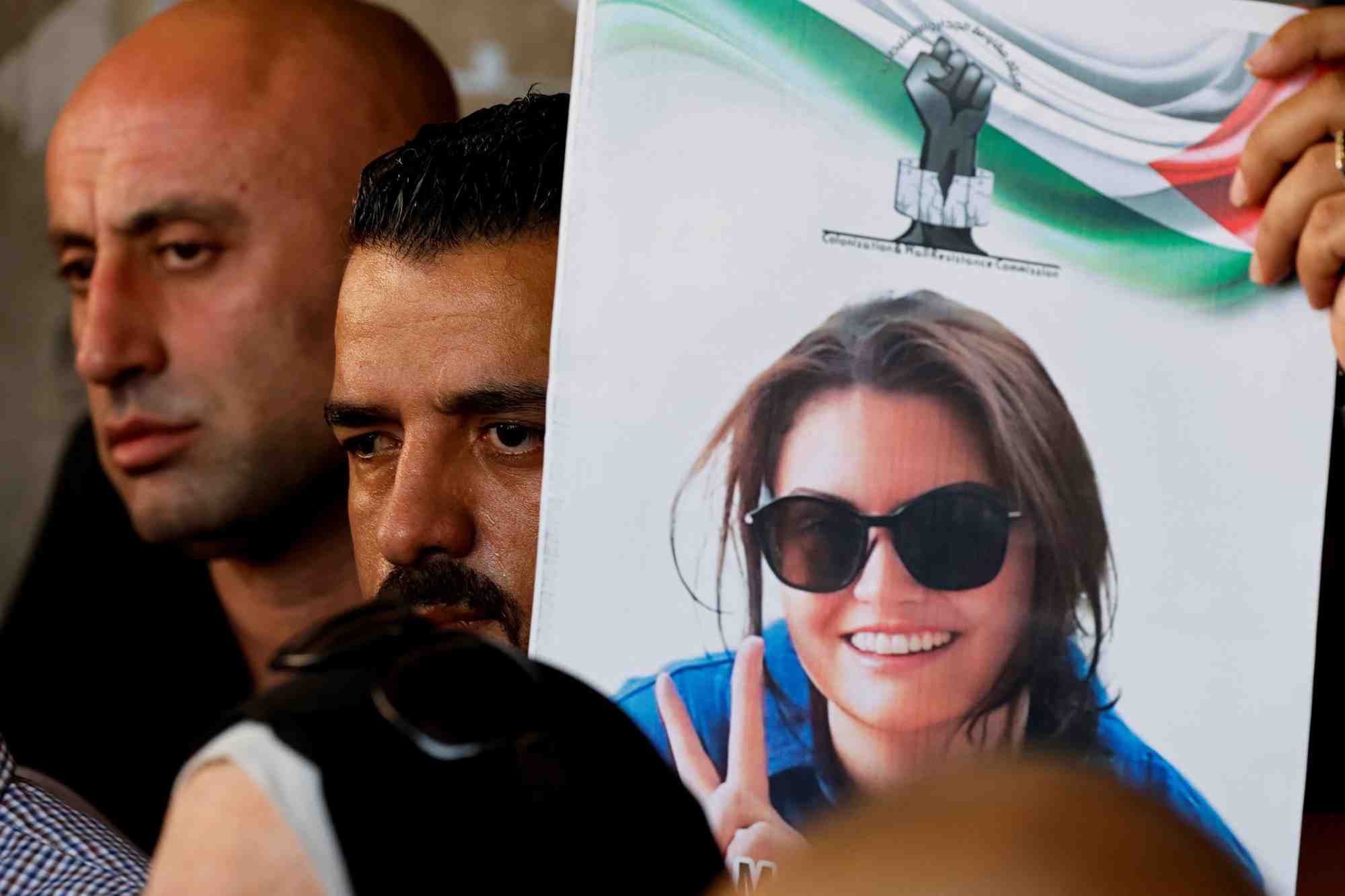 Des palestiniens marchent en hommage a l'activiste turco-americaine aysenur ezgi eygi, a naplouse