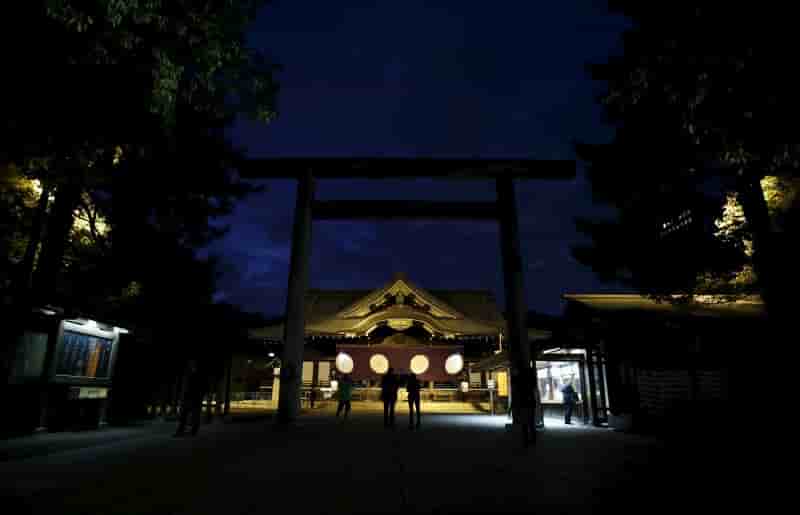 Offrande rituelle au sanctuaire de yasukuni du premier ministre japonais