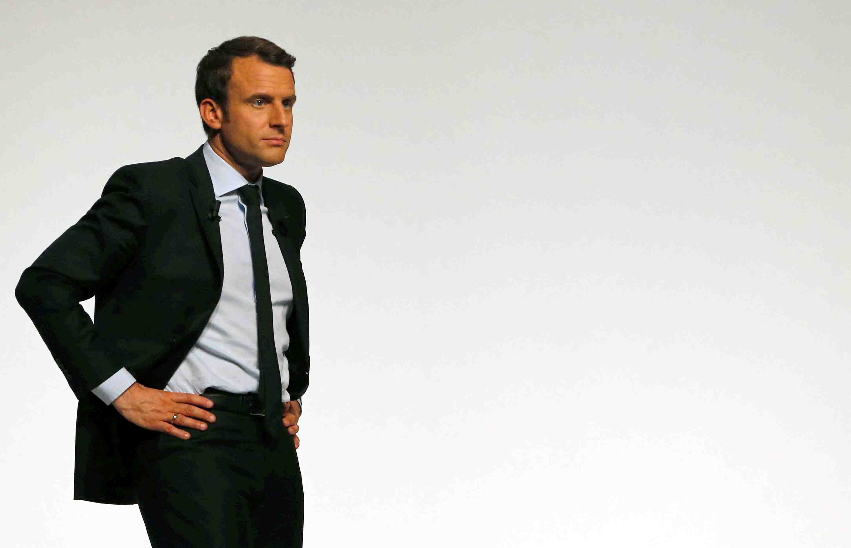 Macron porte plainte contre x pour faux et fausses nouvelles