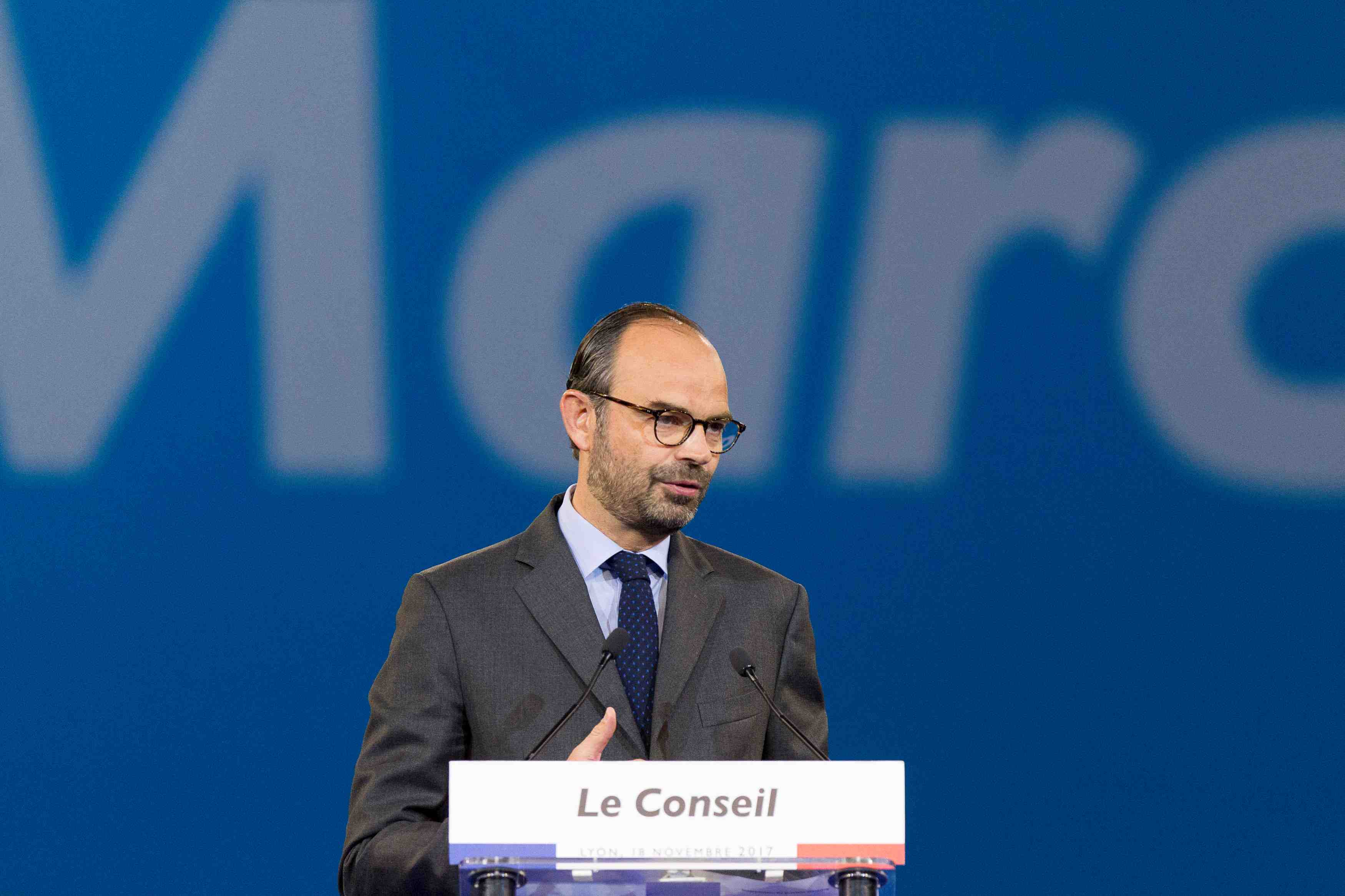 Philippe pret a baisser encore le cout du travail