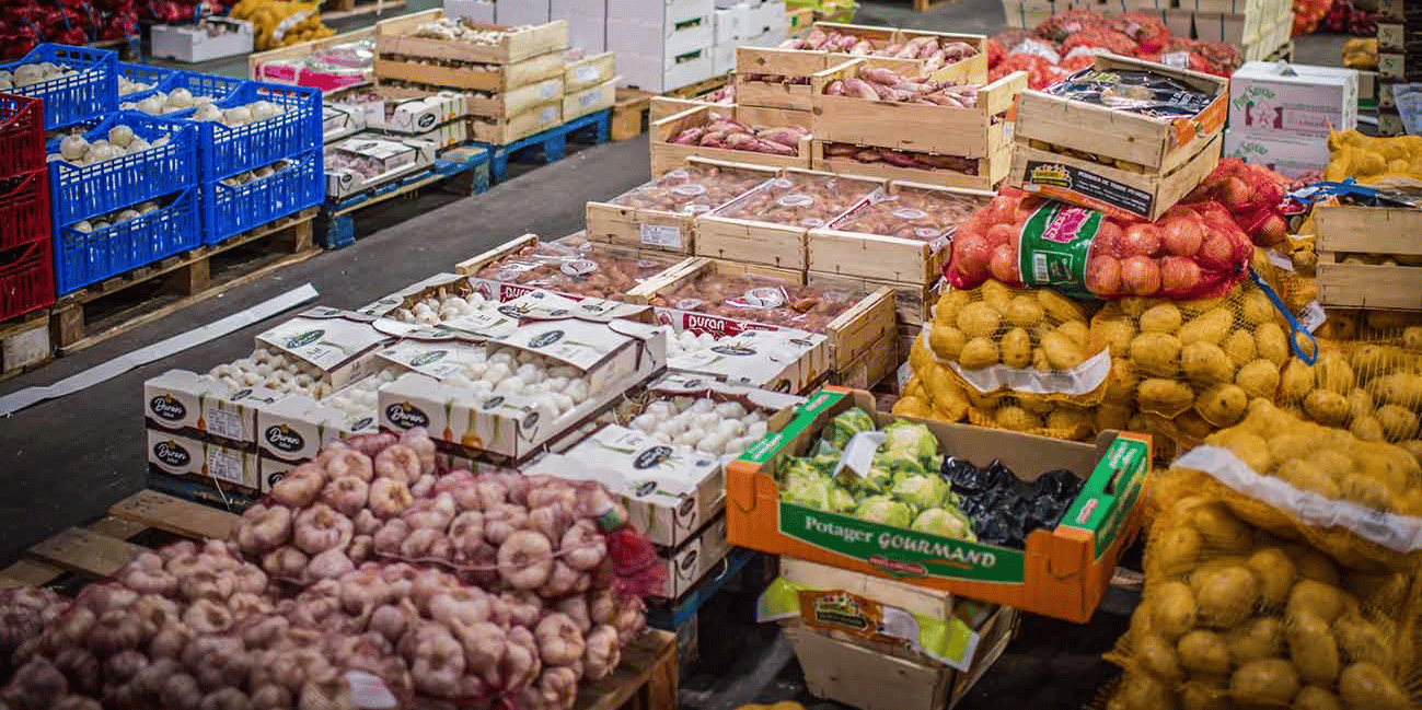 Avec le confinement puis la fermeture des marchés de plein vent, le marché d'intérêt national de Bordeaux Brienne accuse une baisse de 20 % de son activité.