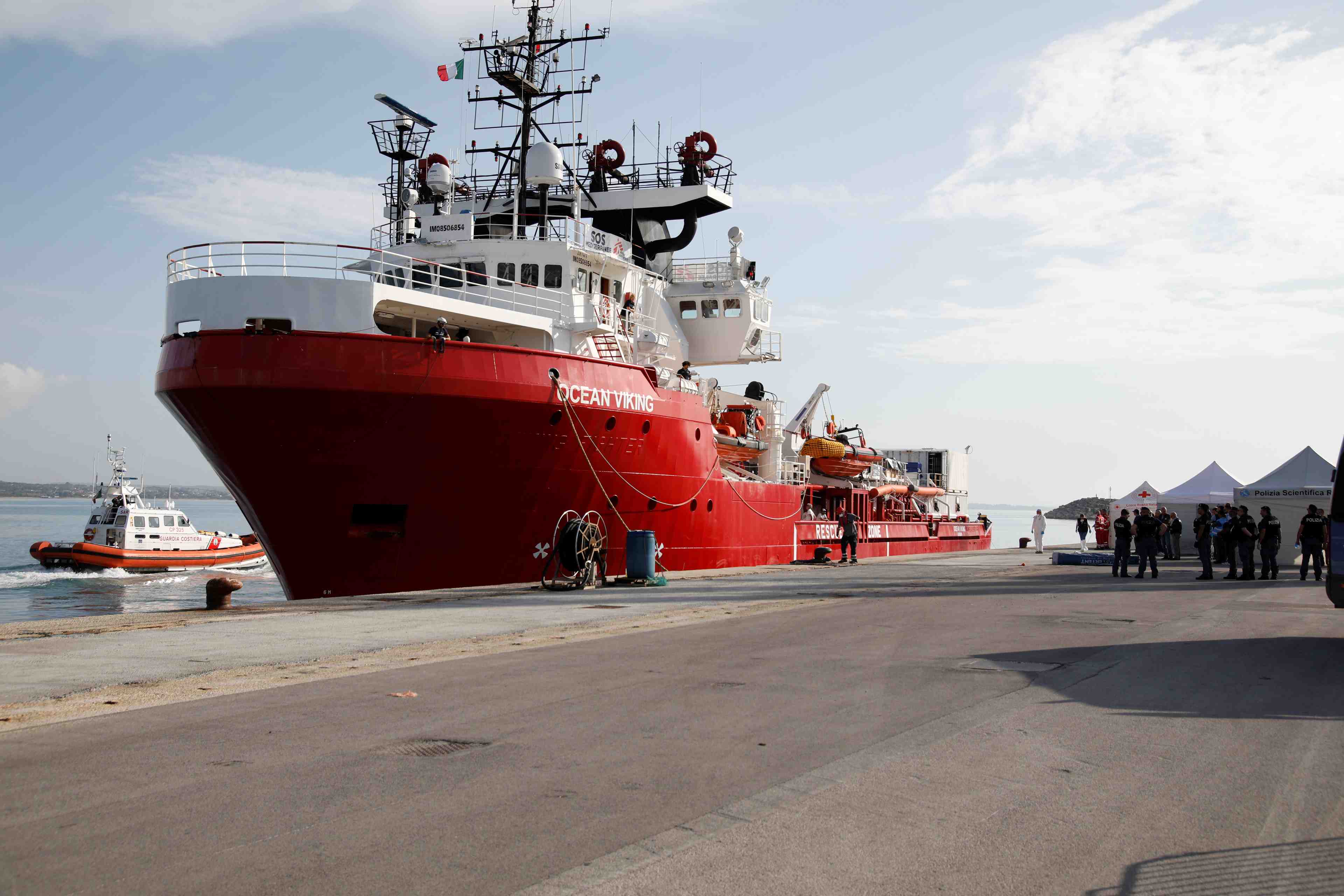 Amnesty international relaie l'appel au secours du navire humanitaire ocean viking