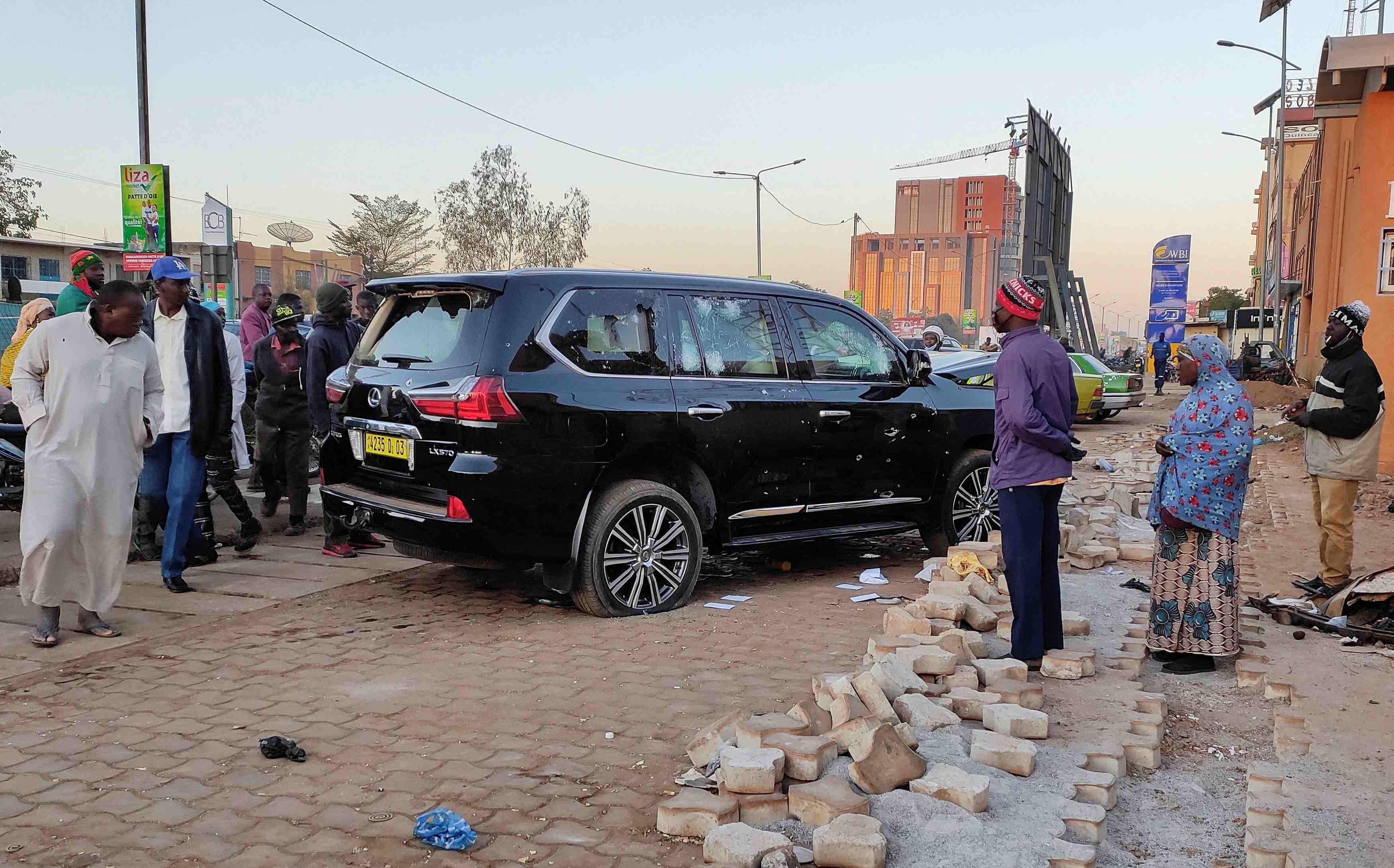 Burkina faso: l'armee dit avoir depose le president, suspend la constitution