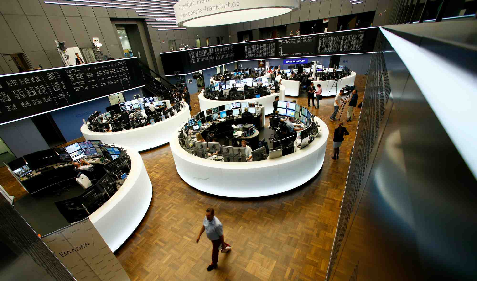 Photo des traders qui travaillent a leurs bureaux a la bourse de francfort