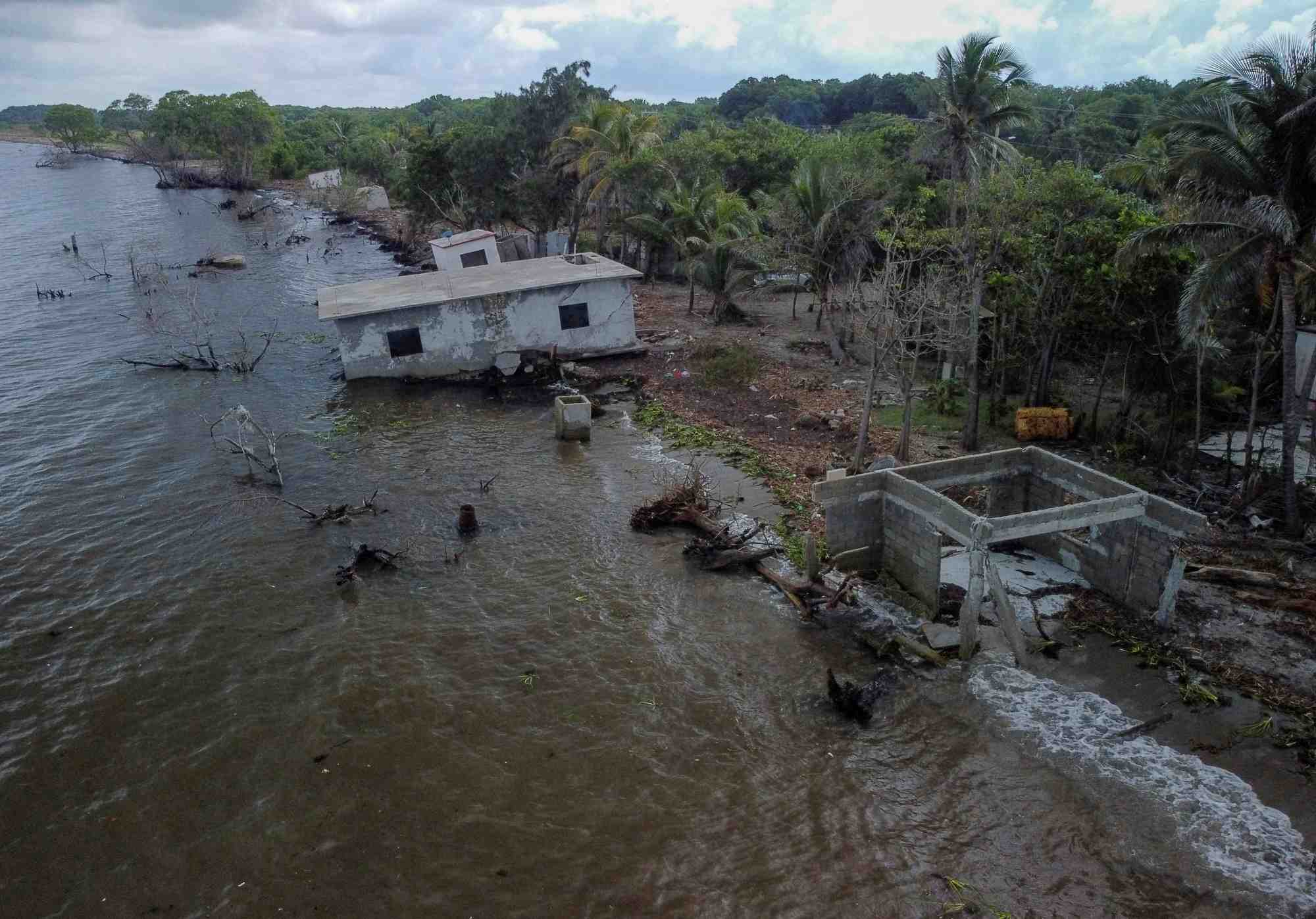 Les restes de maisons construites sur le littoral et detruites en raison de la montee du niveaux des eaux a el bosque, au mexique