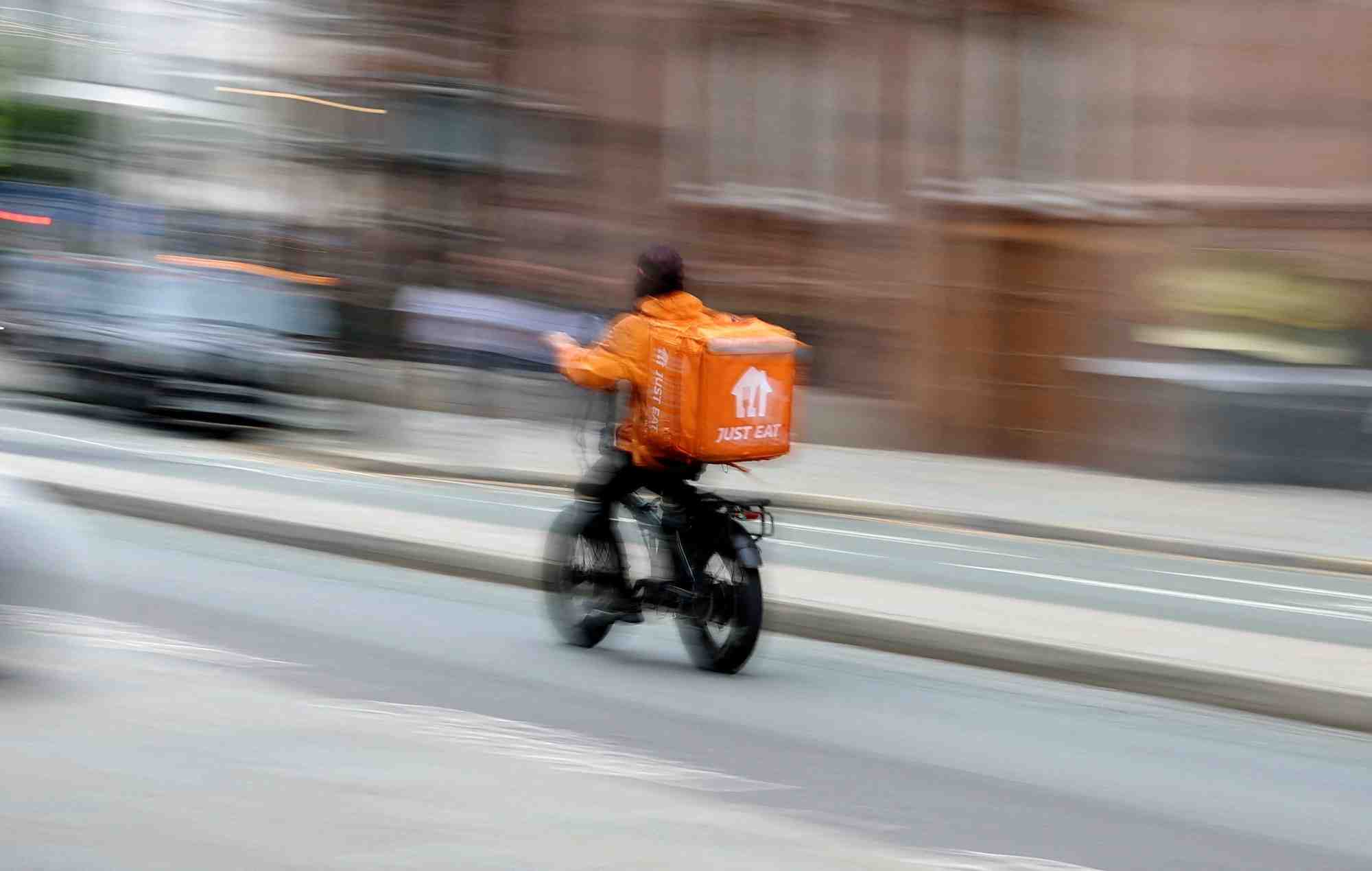 Un livreur de just eat circule a velo dans manchester