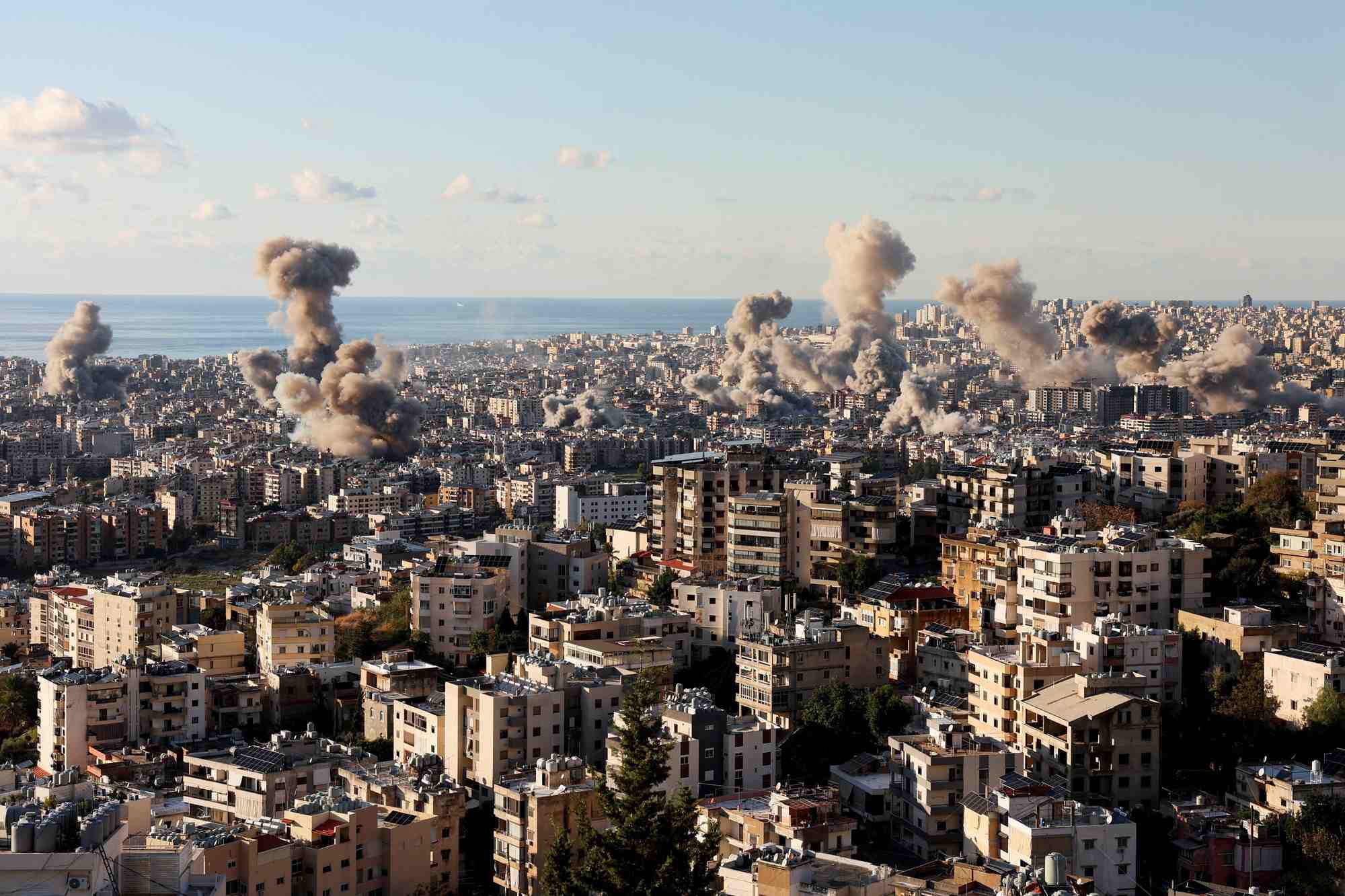 De la fumee s'eleve au-dessus des banlieues sud de beyrouth, apres des frappes israeliennes