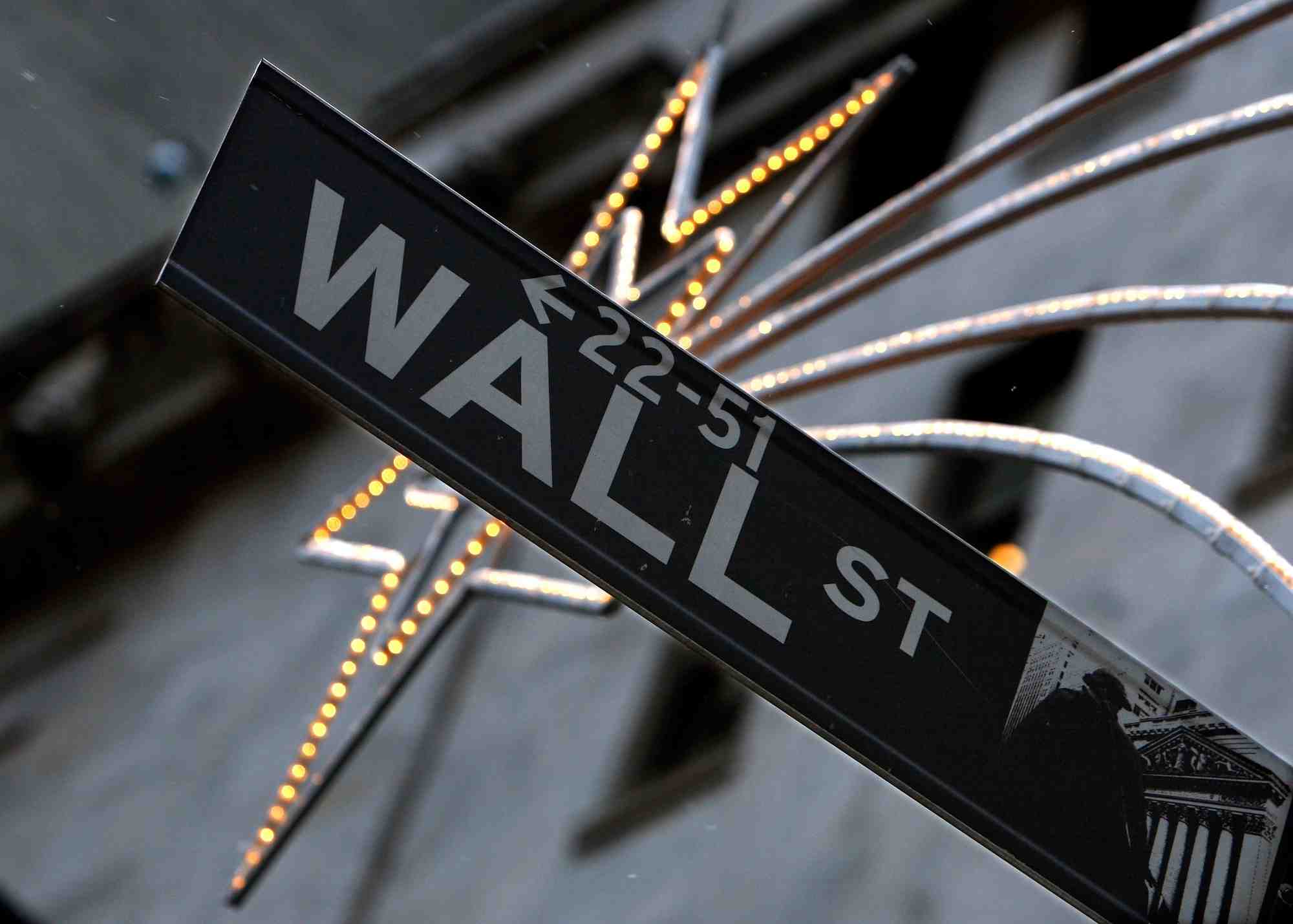 Un panneau wall street a l'exterieur de la bourse de new york