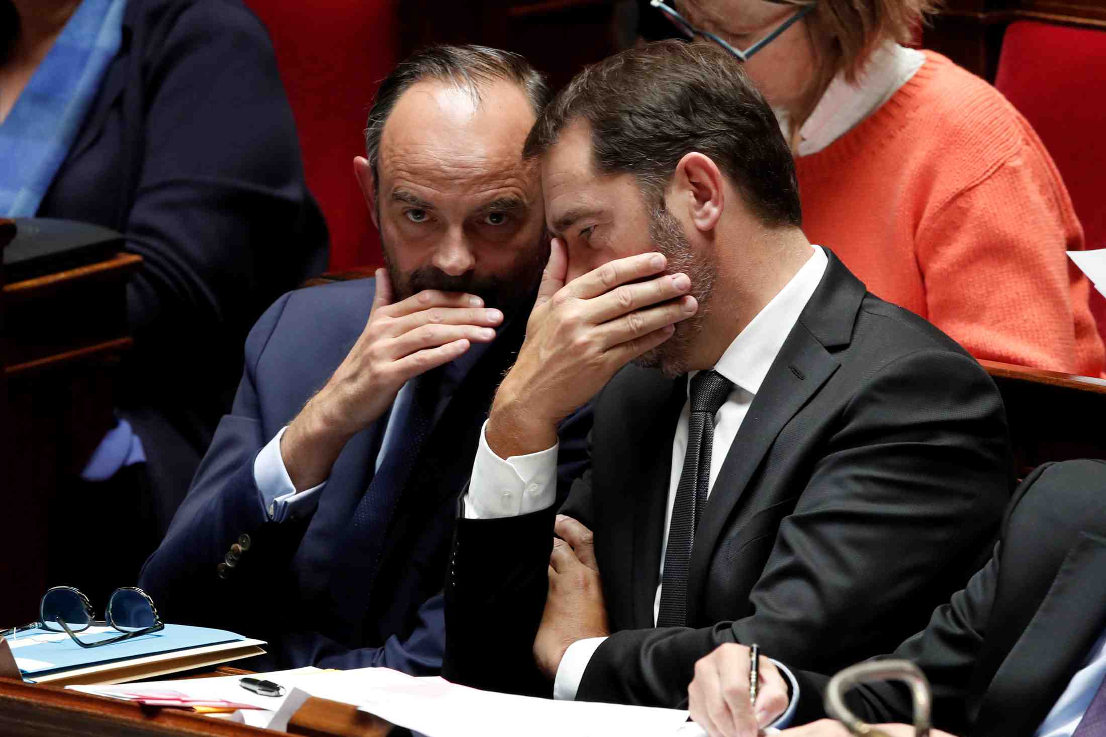 L'executif brandit la menace des penalites face a ge
