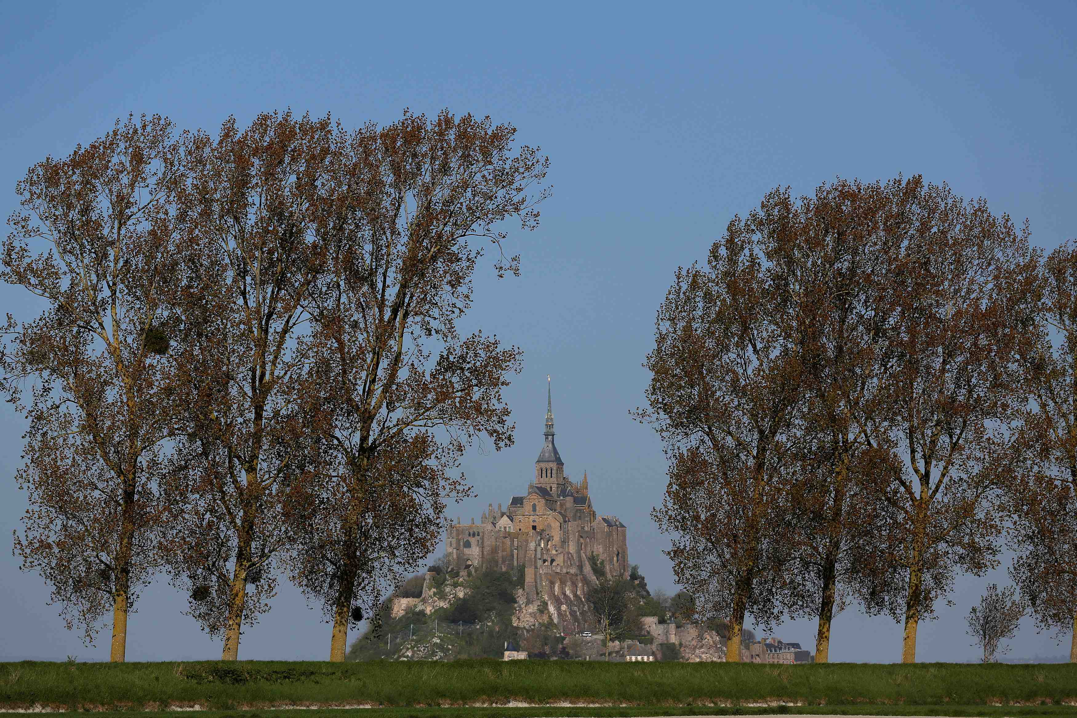 Un homme interpelle apres l'evacuation du mont-saint-michel