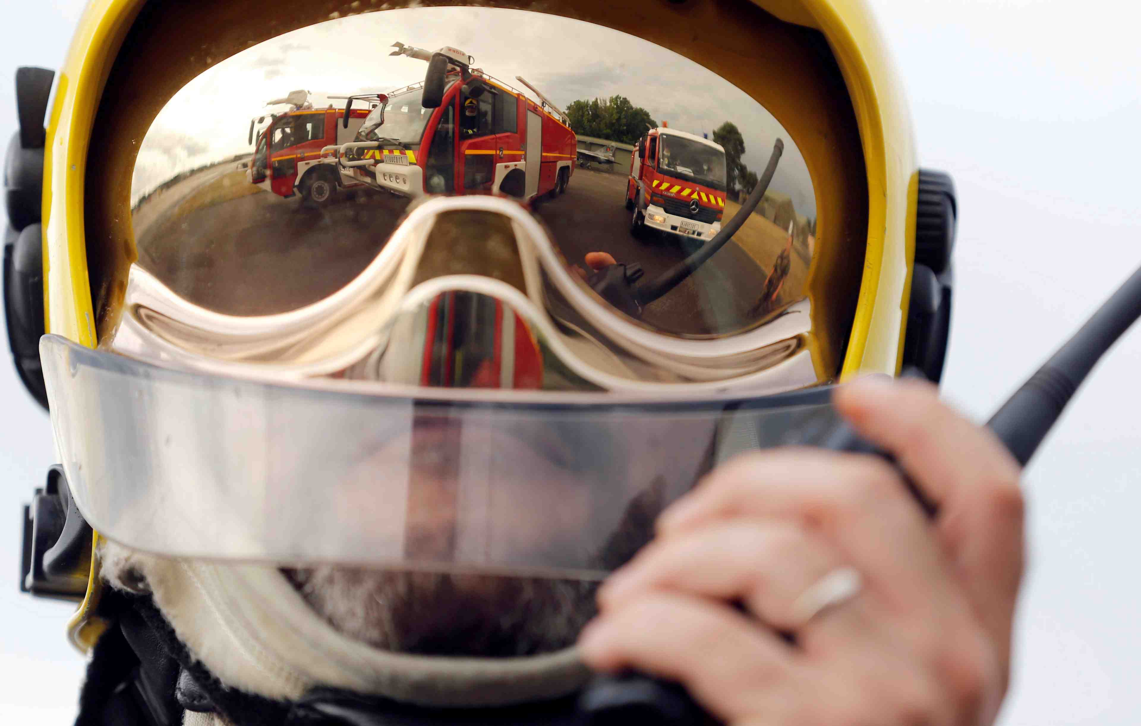 Des centaines de pompiers mobilises face a un feu de foret dans le var