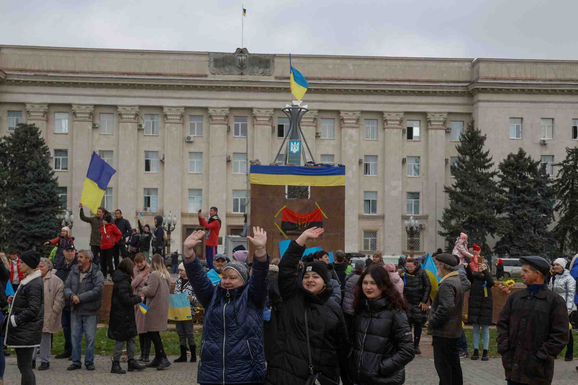 Des residents locaux celebrent apres la retraite de la russie de kherson, dans le centre de kherson, en ukraine