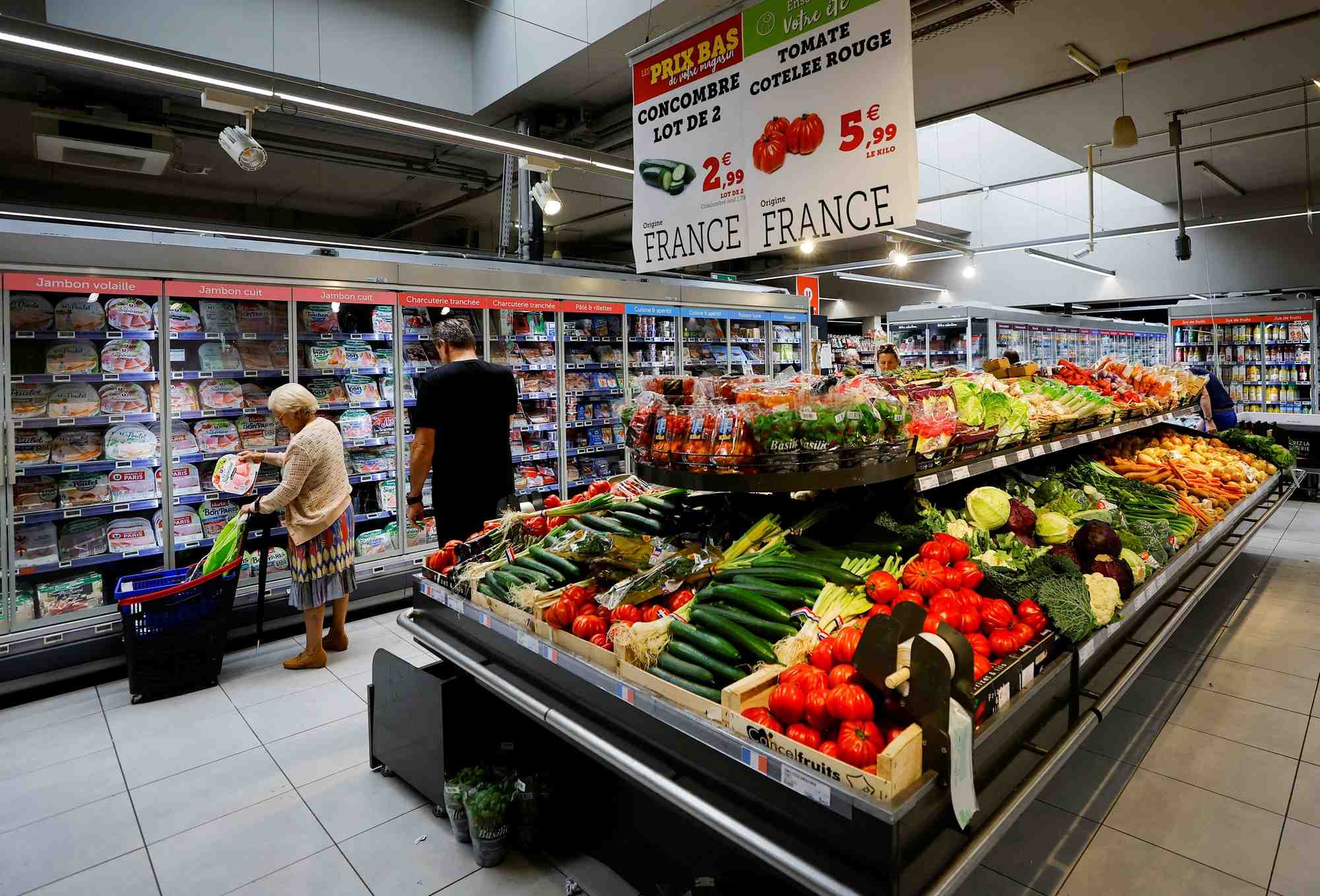 Photo d'archives d'un client qui fait ses courses dans un supermarche a nice