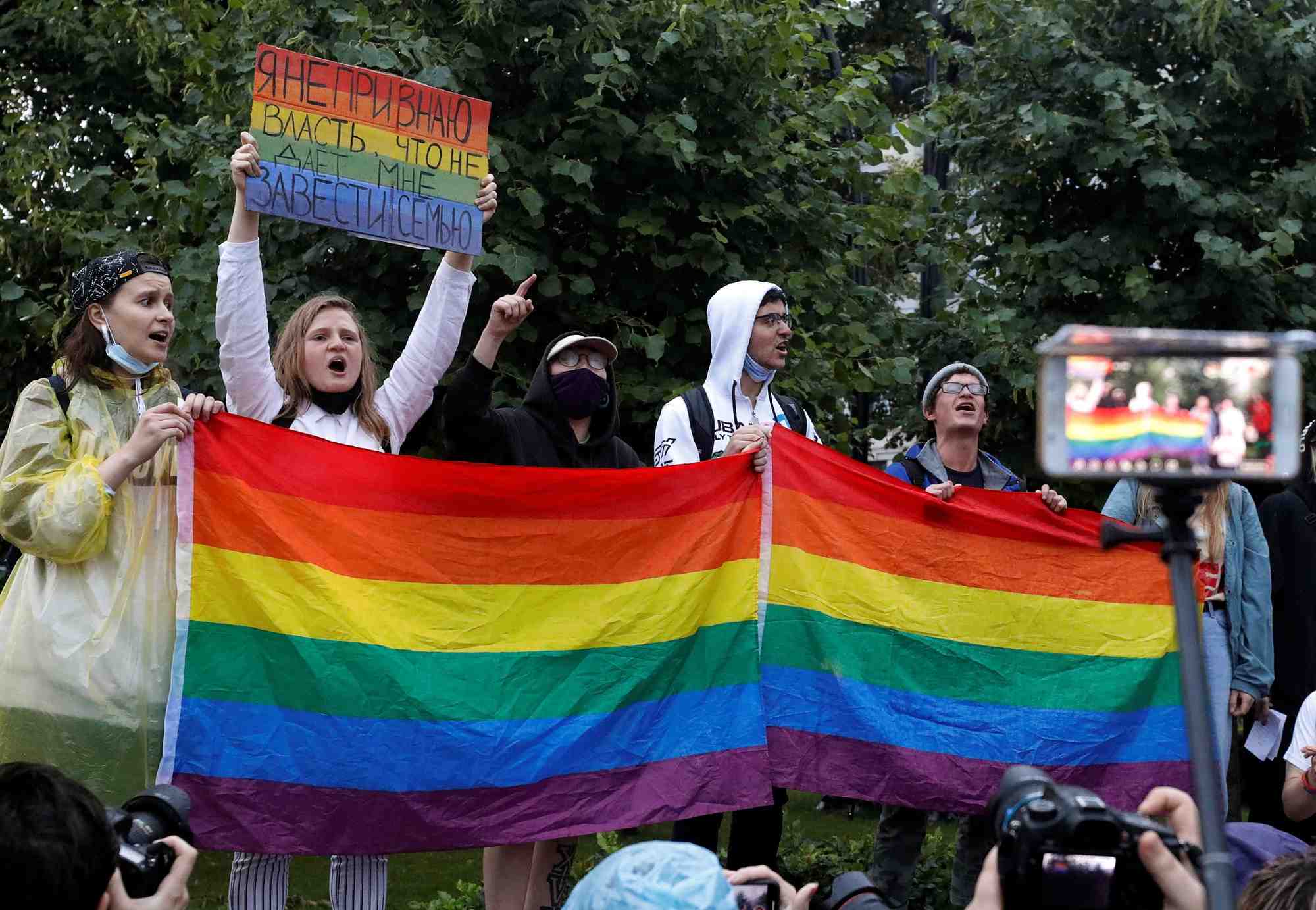 Des militants des droits lgbt participent a une manifestation contre les amendements a la constitution russe et les resultats d'un vote sur les reformes constitutionnelles, a moscou