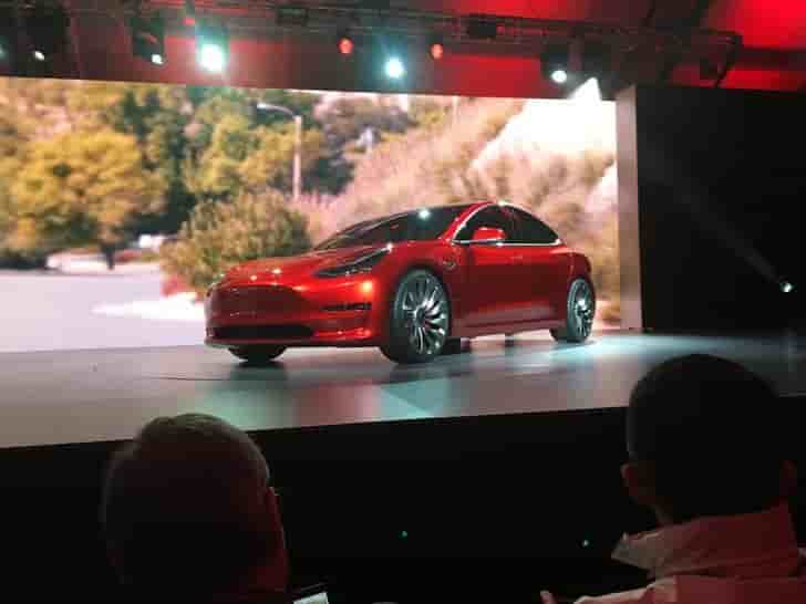Tesla vendra pour 2 milliards de dollars d’actions pour lancer la model 3