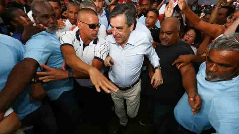 Fillon a le soutien des deputes de son camp mais reste menace par la justice