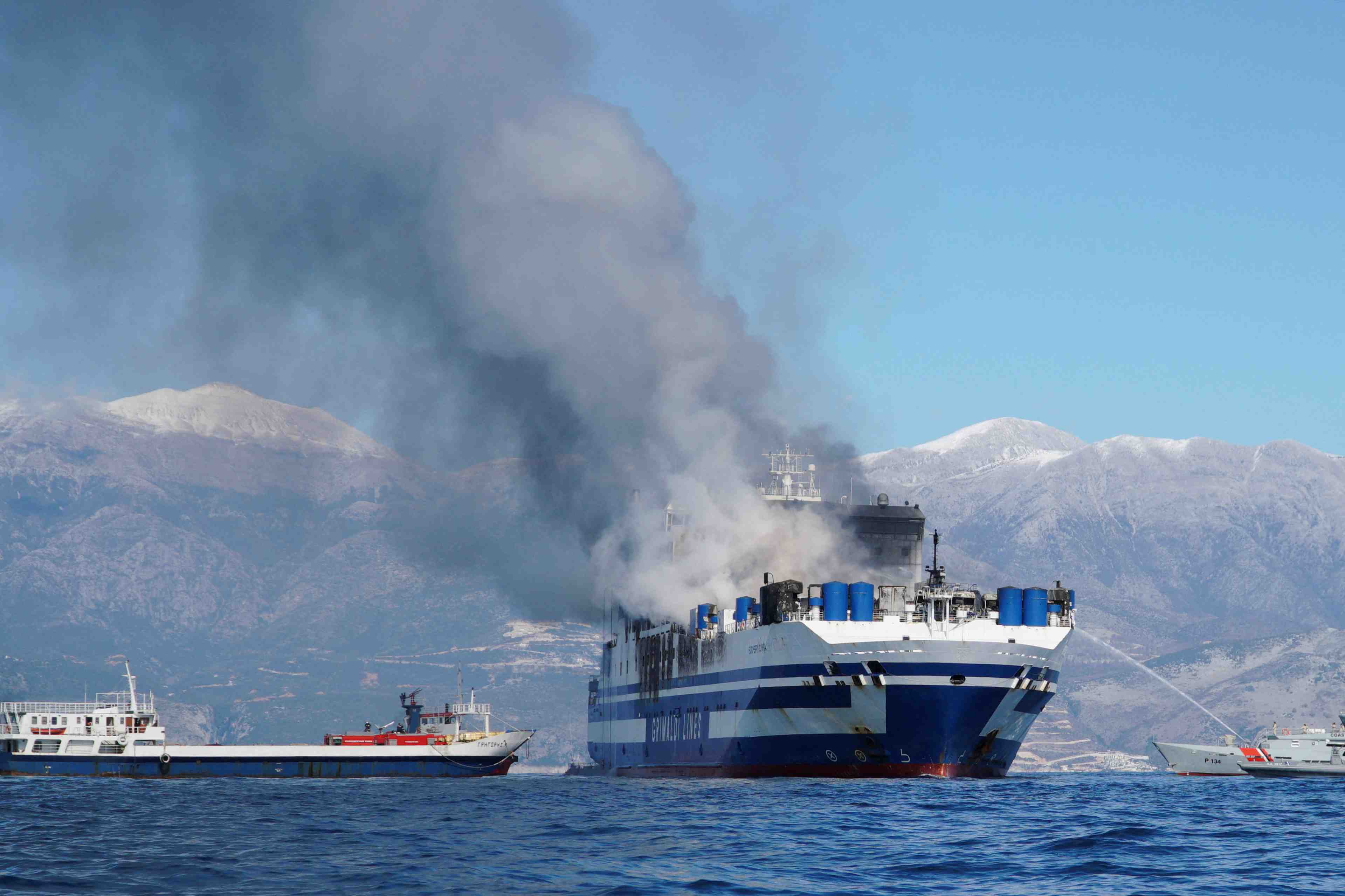 Onze disparus apres l'incendie d'un ferry entre la grece et l'italie