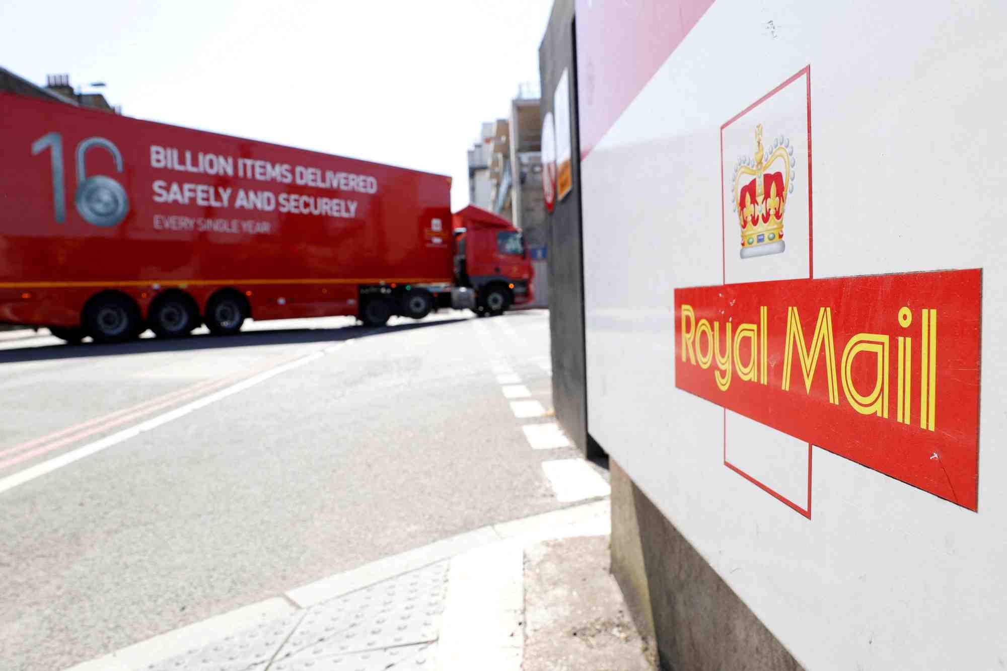 Photo d'archives du logo de royal mail devant le bureau de tri de mount pleasant a londres