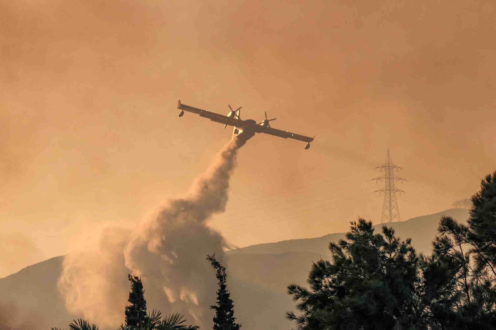 Un incendie brule sur l'ile de rhodes