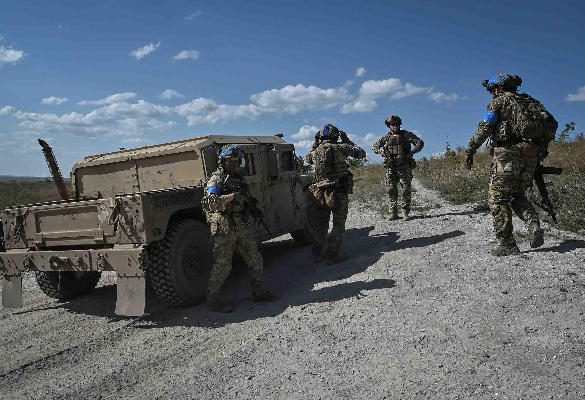 Des militaires de la 3e brigade d'assaut separee d'ukraine se preparent a mener une mission de reconnaissance pres de bakhmut